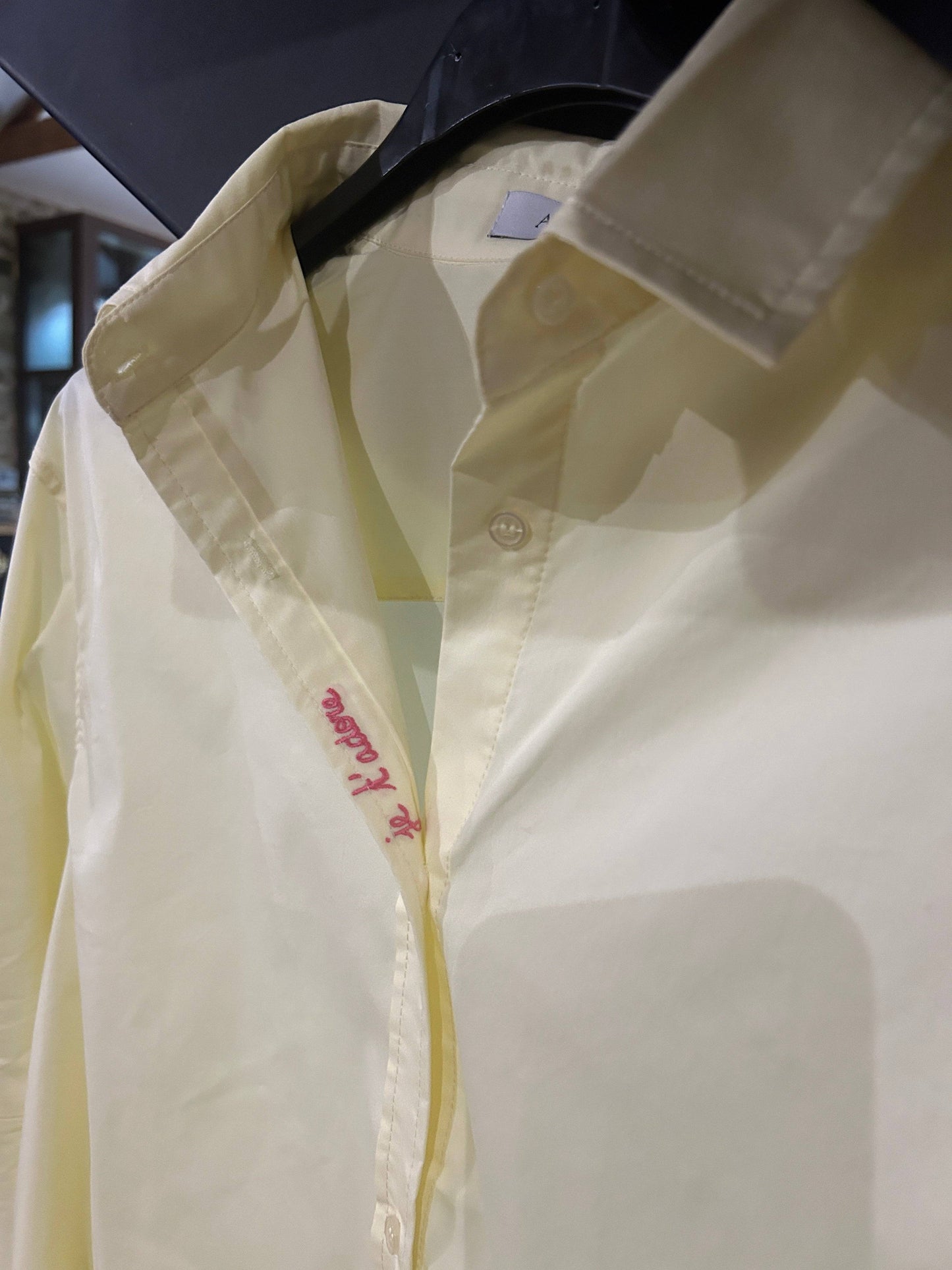 Chemise Émile pour femme en jaune pastel de la marque Adoré, confectionnée en coton léger. Parfaite pour un look élégant et décontracté.