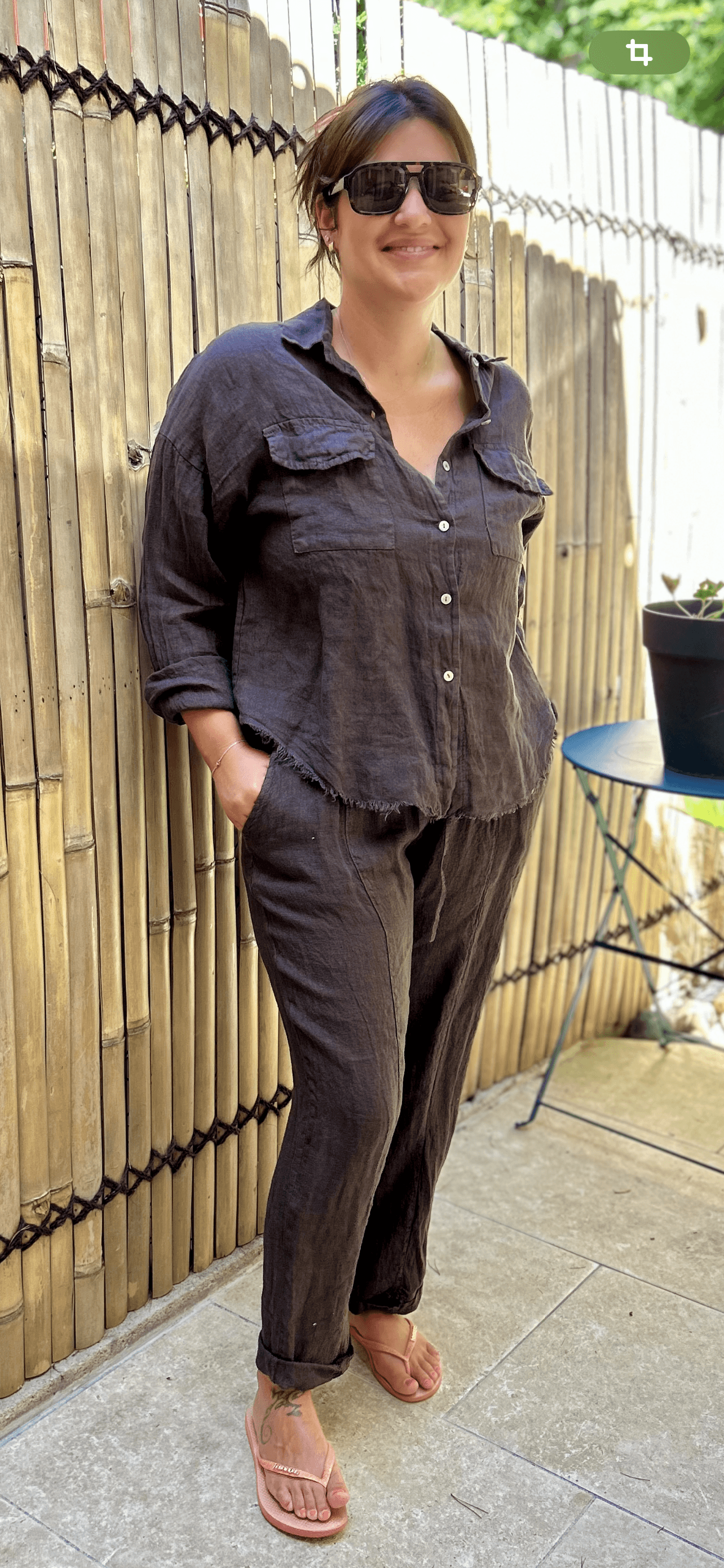 Ensemble chemise LUCA et pantalon assorti en lin marron, tenue fluide et confortable pour femme, parfaite pour un style casual chic d'été.
