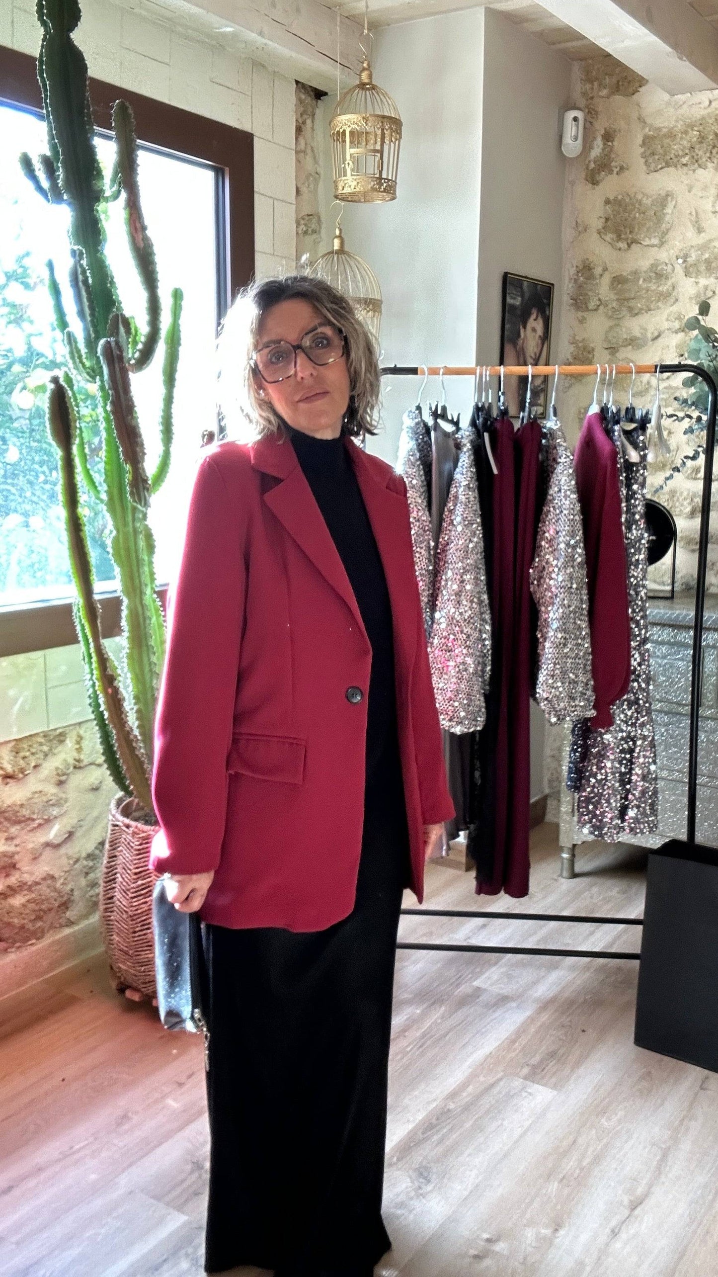 Femme portant le blazer Simon bordeaux, coupe droite élégante, idéal pour un look chic hivernal