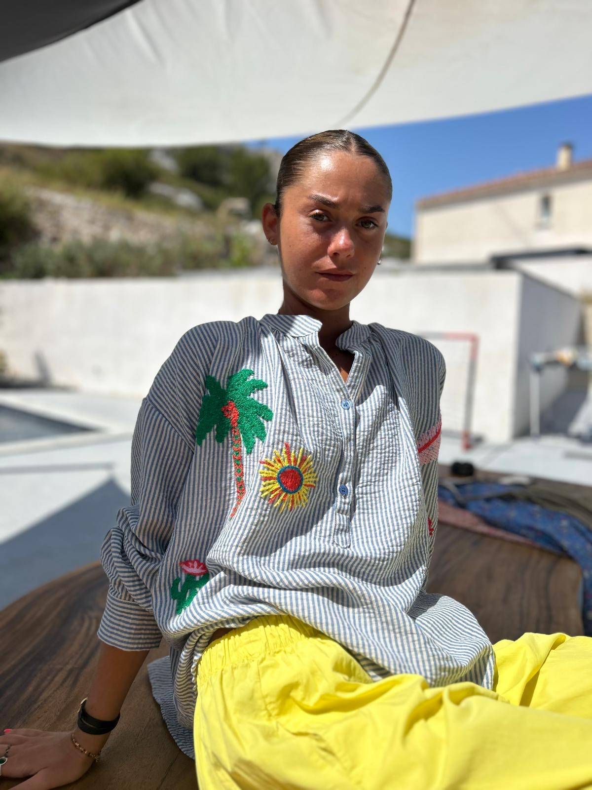 Paloma Blouse by Johanna Paris en coton rayé avec broderies soleil et palmier, coupe oversize idéale pour un look estival décontracté.