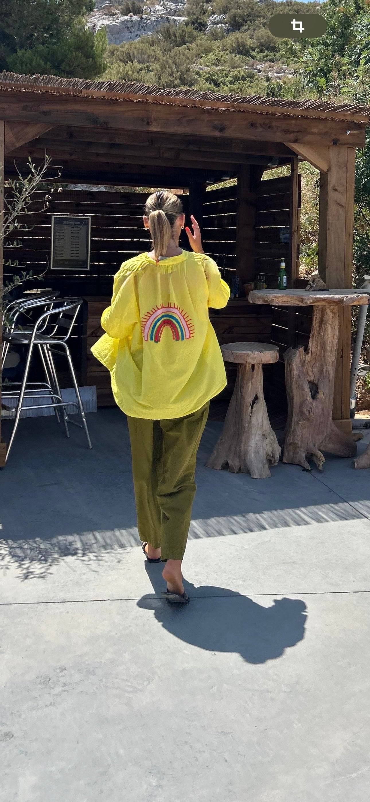 Blouse Calipso Johanna Paris légère en coton jaune, dos brodé d’un arc-en-ciel coloré, idéale pour un style estival et décontracté.