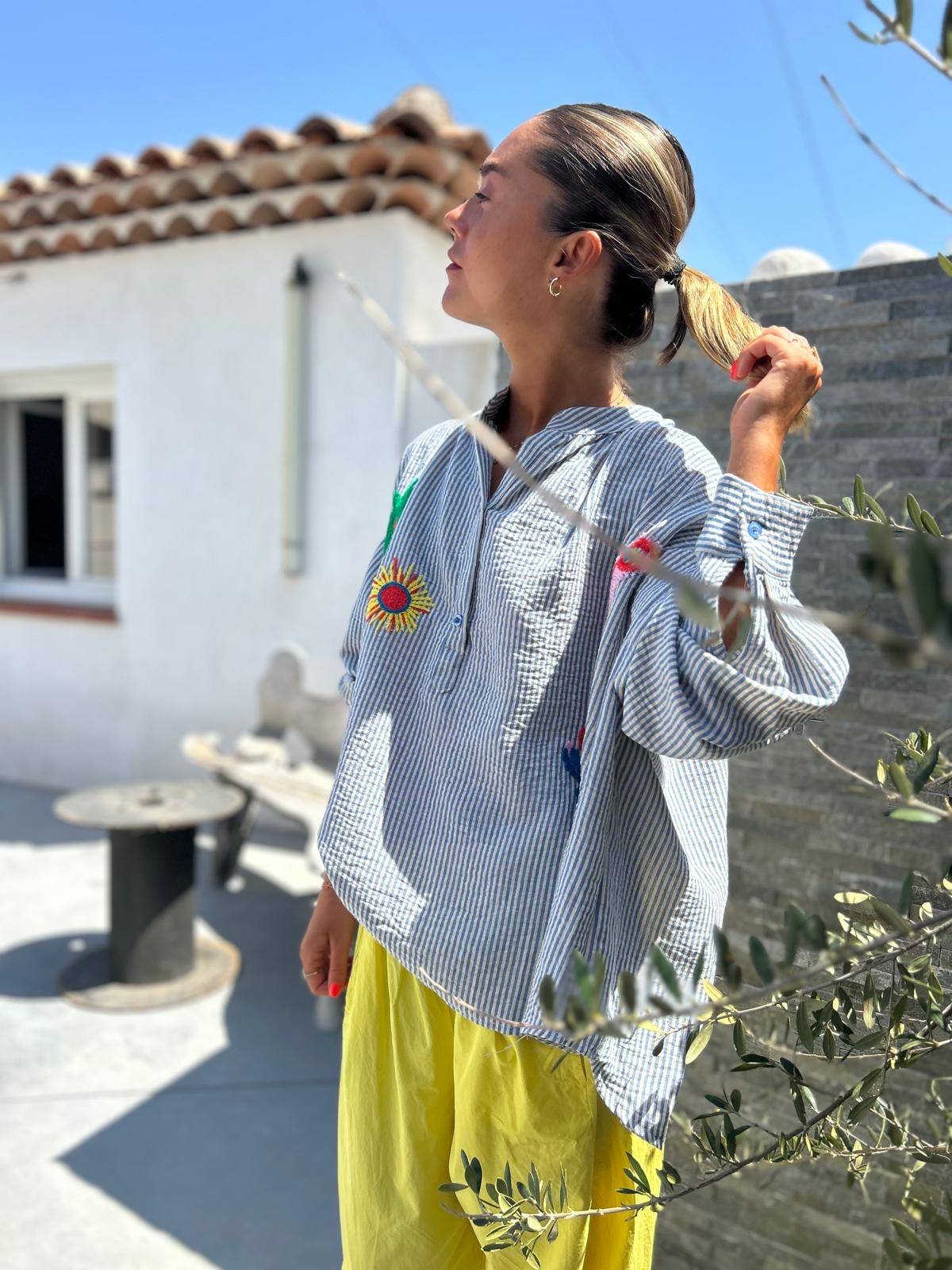 Blouse rayée oversize Paloma Johanna Paris avec broderies florales et soleil, tenue bohème parfaite pour femme, taille unique 36-44.