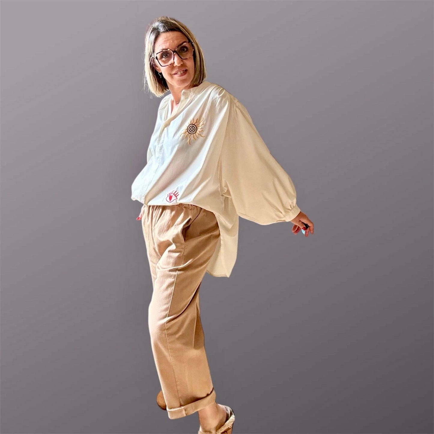 Chemise Solène oversize en coton avec broderies bohèmes, manches amples et coupe fluide, parfaite pour un style élégant et décontracté.