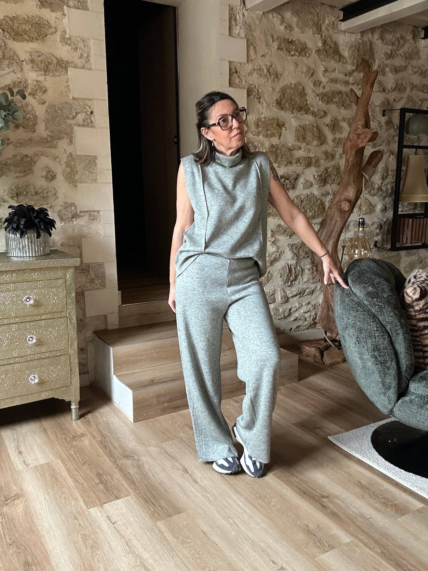 Look moderne avec ensemble col roulé sans manches kaki et pantalon large, parfait pour une silhouette élancée et confortable.
