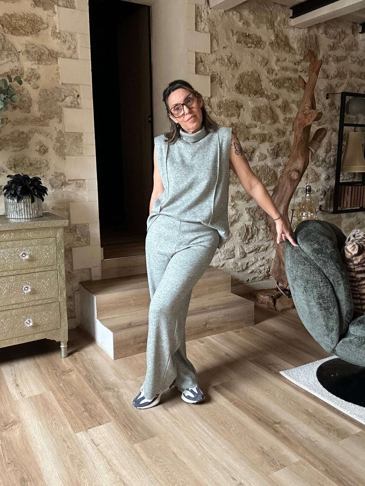 Tenue chic et décontractée avec ensemble col roulé sans manches kaki et pantalon large, idéal pour un look sophistiqué au quotidien.