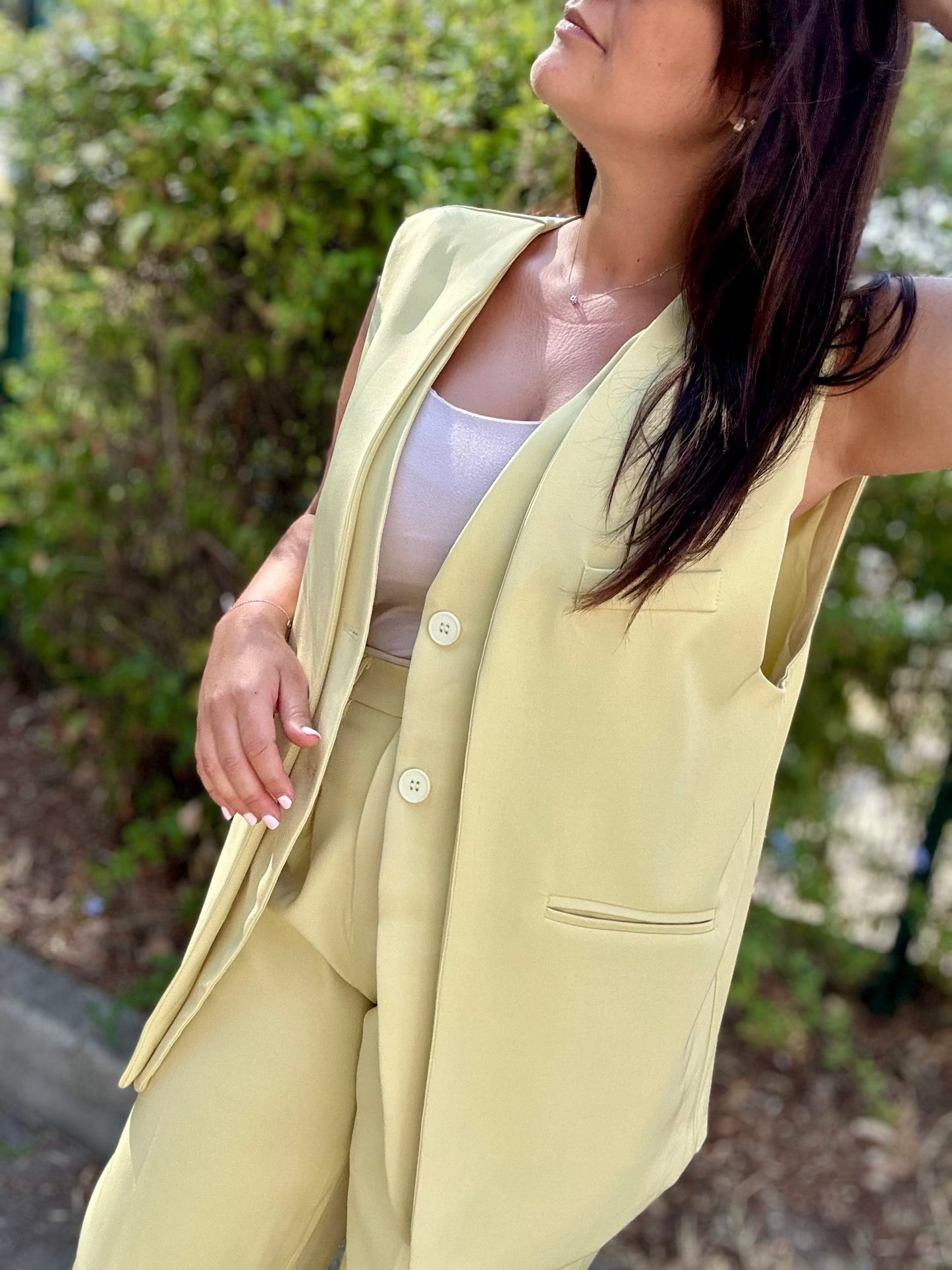 Zoom sur la veste blazer sans manches Solar jaune, coupe oversize avec poches pratiques, parfaite pour un style chic féminin.