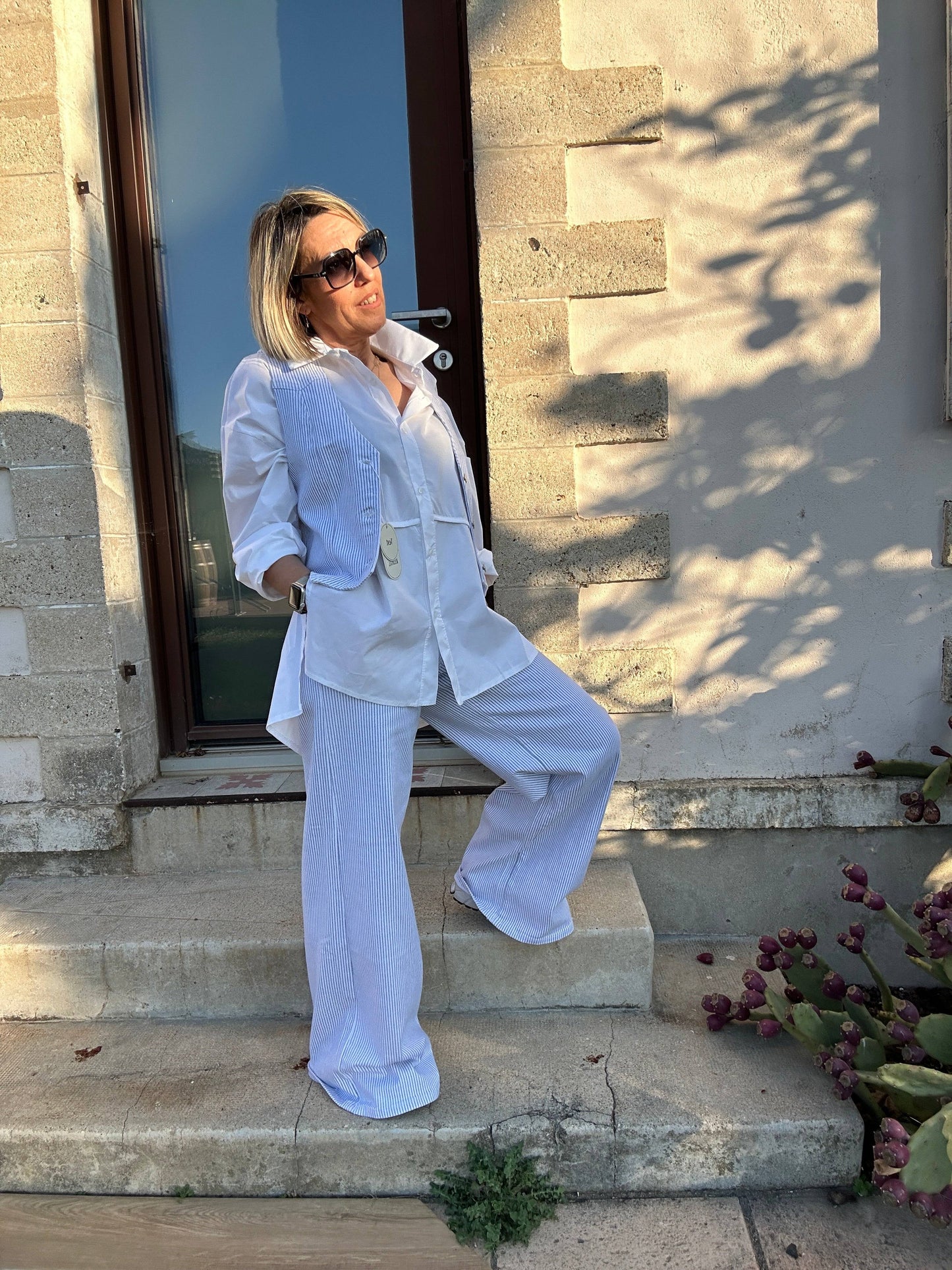 Gilet rayé Naïa sans manches pour femme, coupe ajustée en coton bleu ciel. Look chic et décontracté, parfait pour la mode printemps-été 2025.