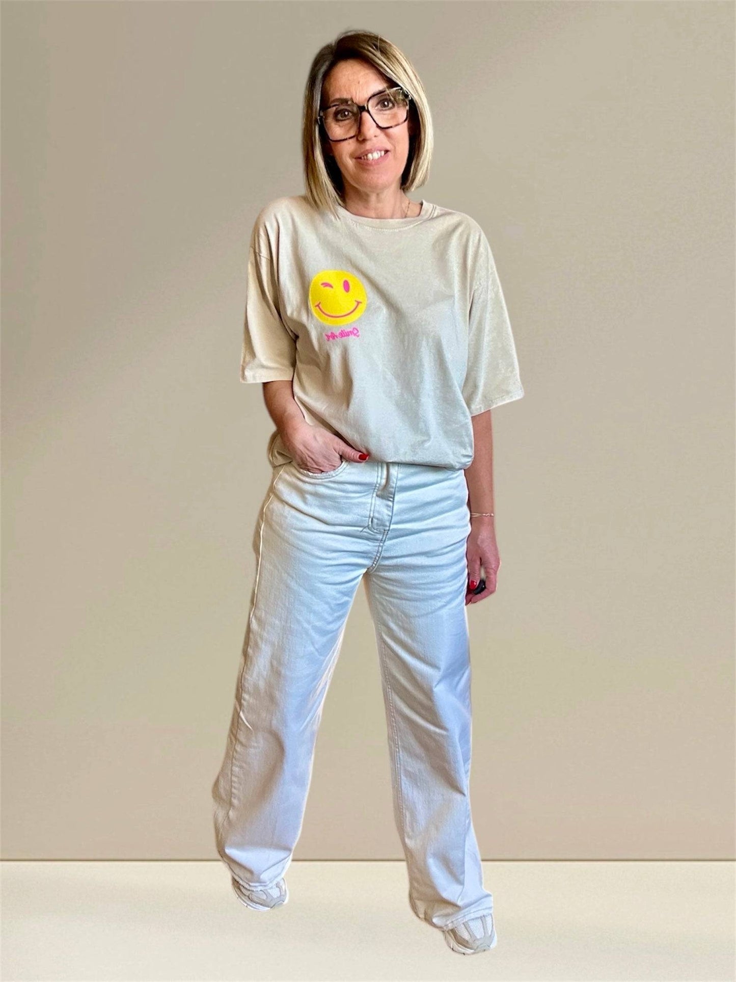 Jean Léandro écru intemporel, coupe droite et confortable, idéal pour un style décontracté et tendance avec un t-shirt imprimé.