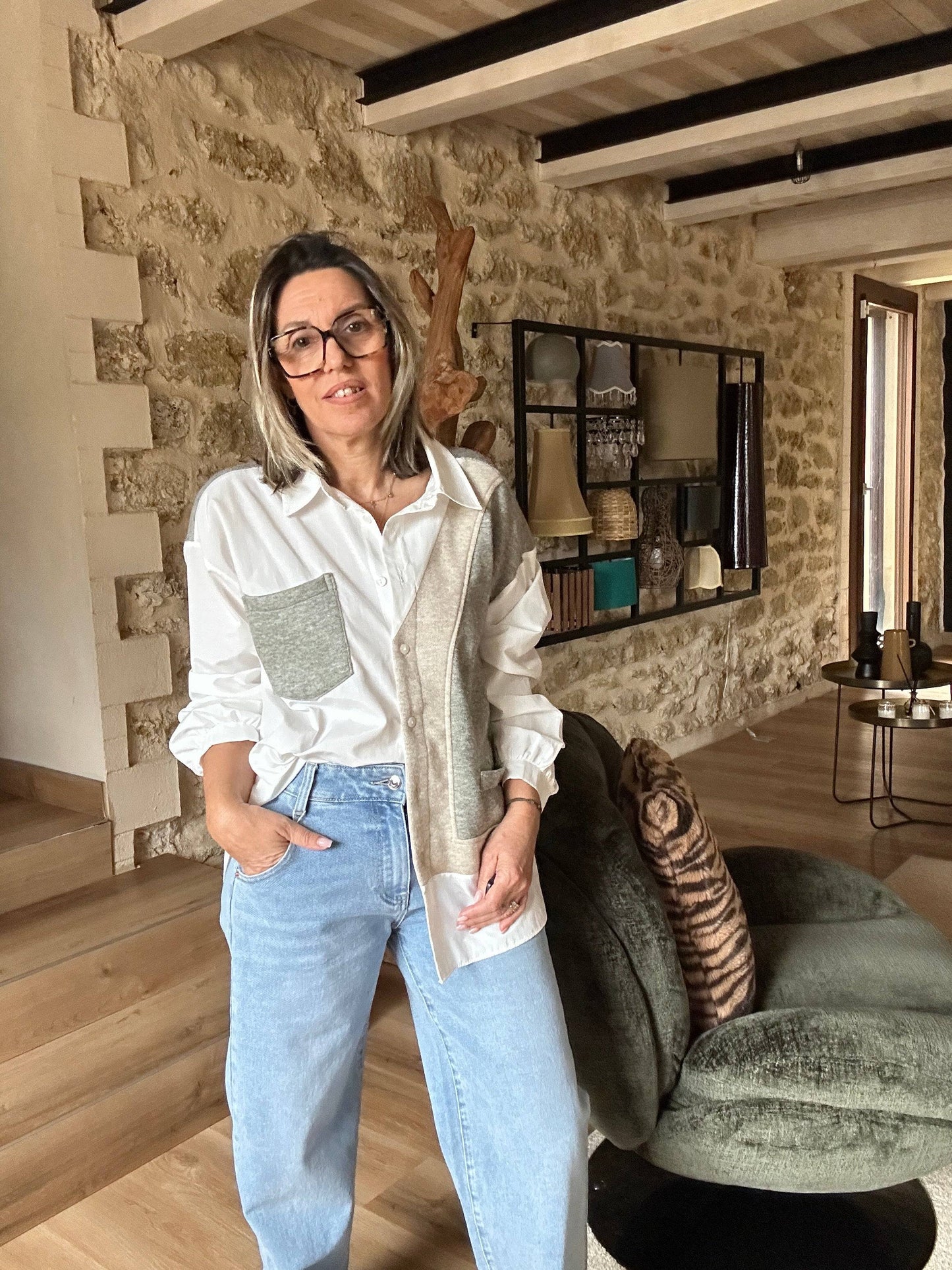 Jean Straight Léa femme, coupe droite et taille haute en denim souple. Un incontournable tendance 2025 pour un look décontracté et moderne.