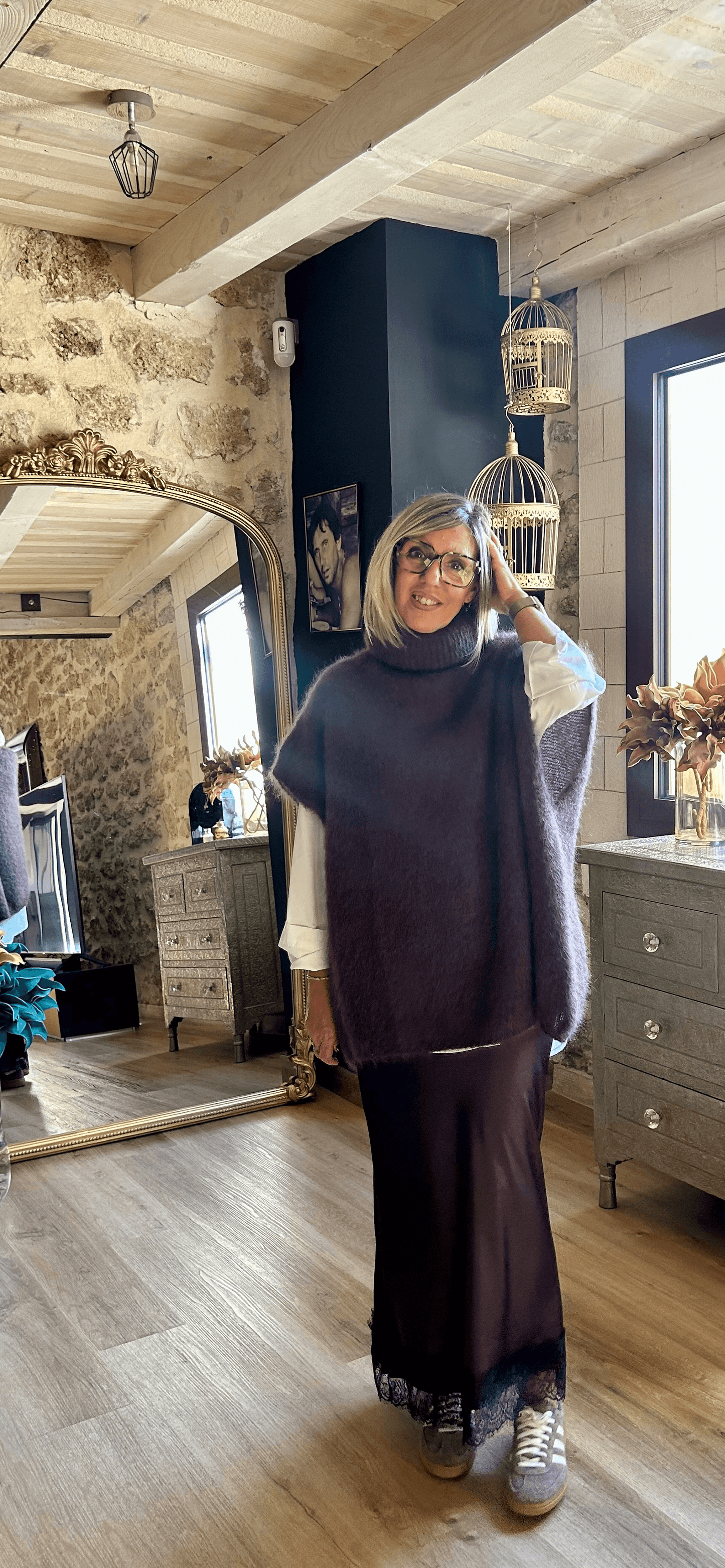 Jupe satinée Liora chocolat fluide avec dentelle, portée avec pull ample et chemise blanche. Tenue casual chic Johanna Paris automne.