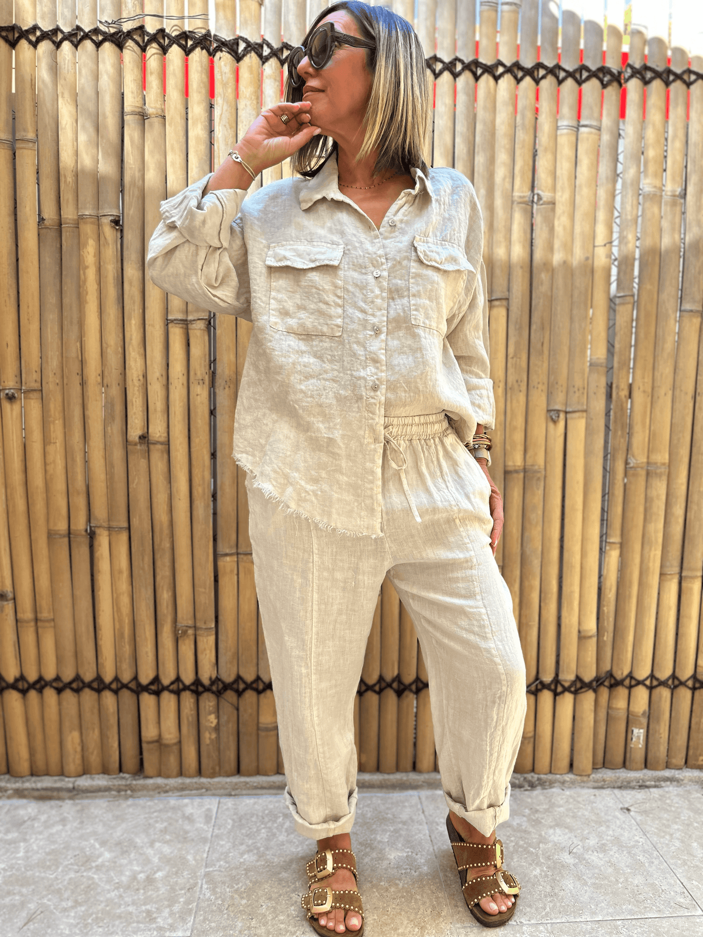 Tenue complète avec chemise LUCA beige en lin et pantalon coordonné, coupe fluide et poches pratiques, idéale pour un look estival élégant.