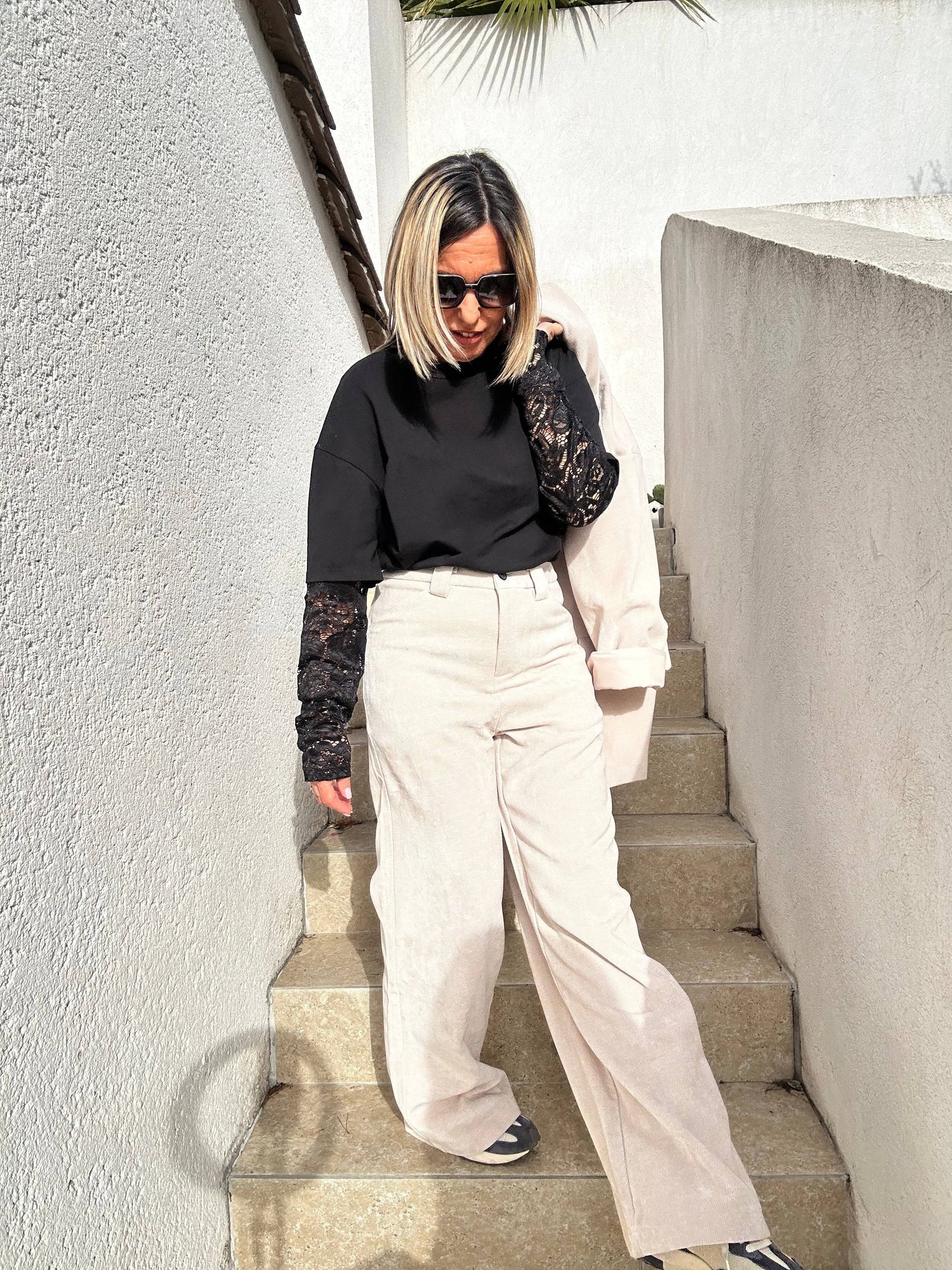 T-shirt Léo – Col Rond et Manches Dentelle - Vestiaire du Sud