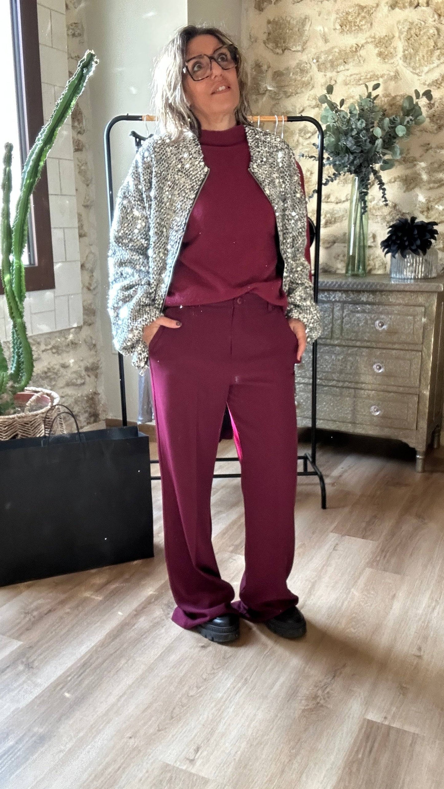 Pantalon Gabriel coupe droite légèrement large en bordeaux, porté avec un haut coordonné pour un look chic et décontracté