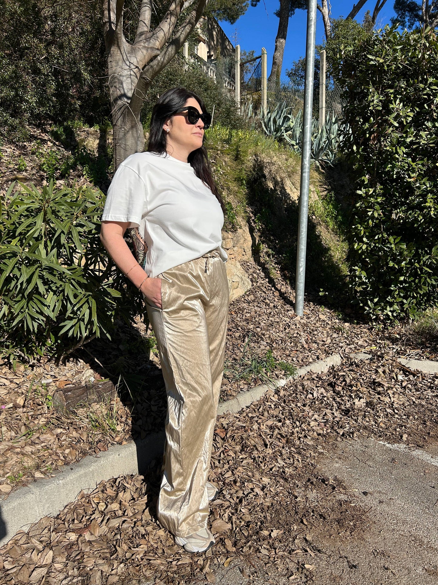 Pantalon jogging oversize doré avec effet froissé pour un look chic et décontracté. Idéal pour une tenue tendance et confortable au quotidien.