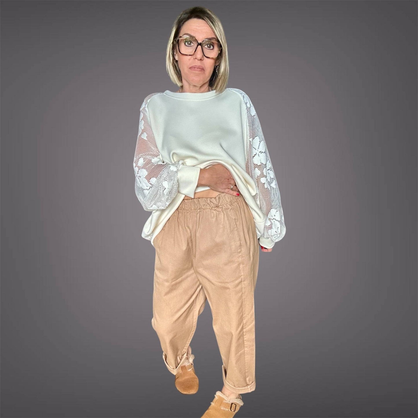 Pantalon Borris en coton beige, coupe ample et tendance. Confortable et élégant, parfait pour un style bohème et décontracté.
