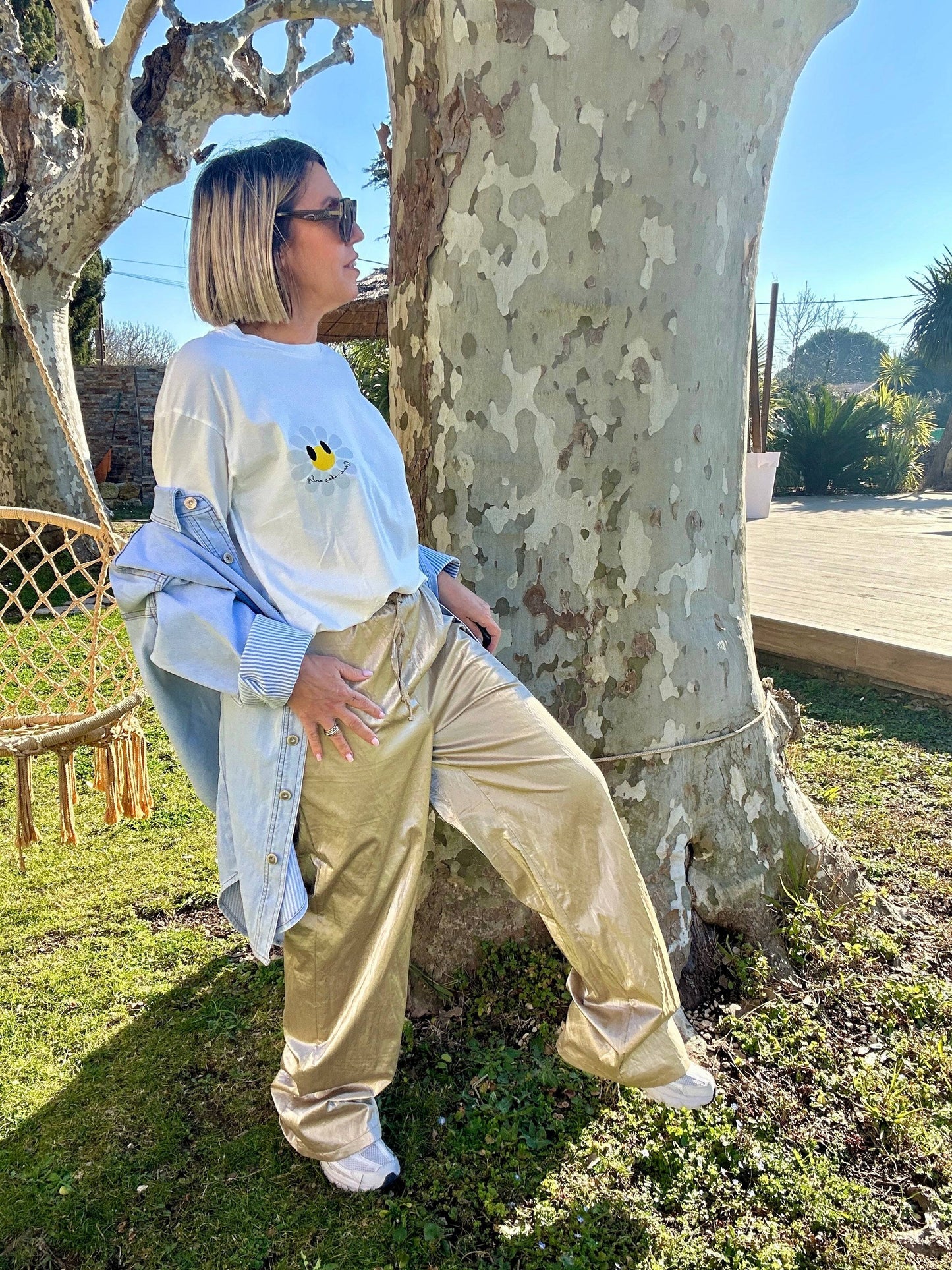 Pantalon Goldie Oversize doré au style moderne et confortable. Coupe loose et effet brillant, parfait pour un look tendance printemps-été 2025.