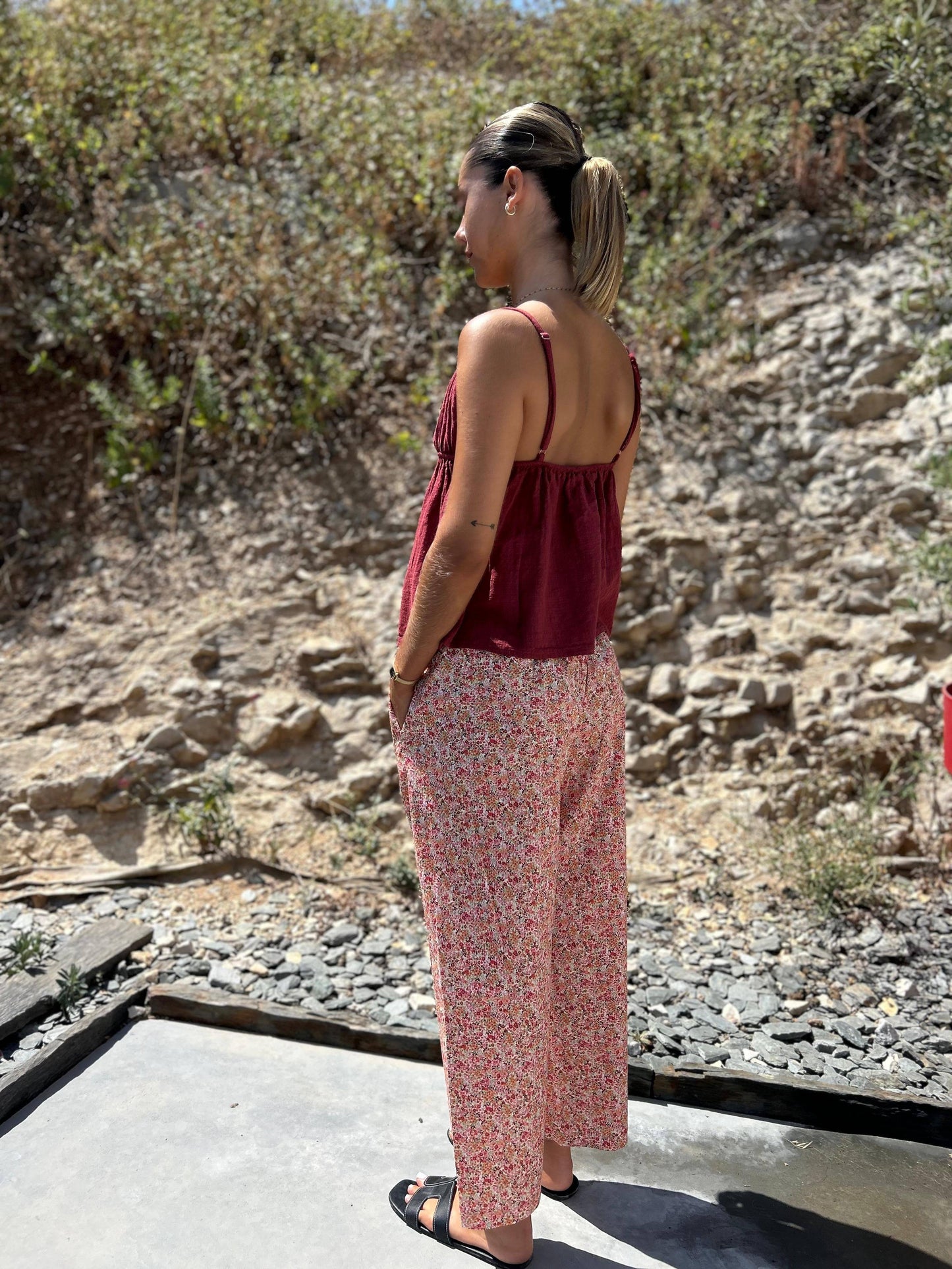 Vue arrière du pantalon Fiora Magic rose à imprimé floral, coupe ample et taille unique, parfait pour un style bohème chic et féminin.
