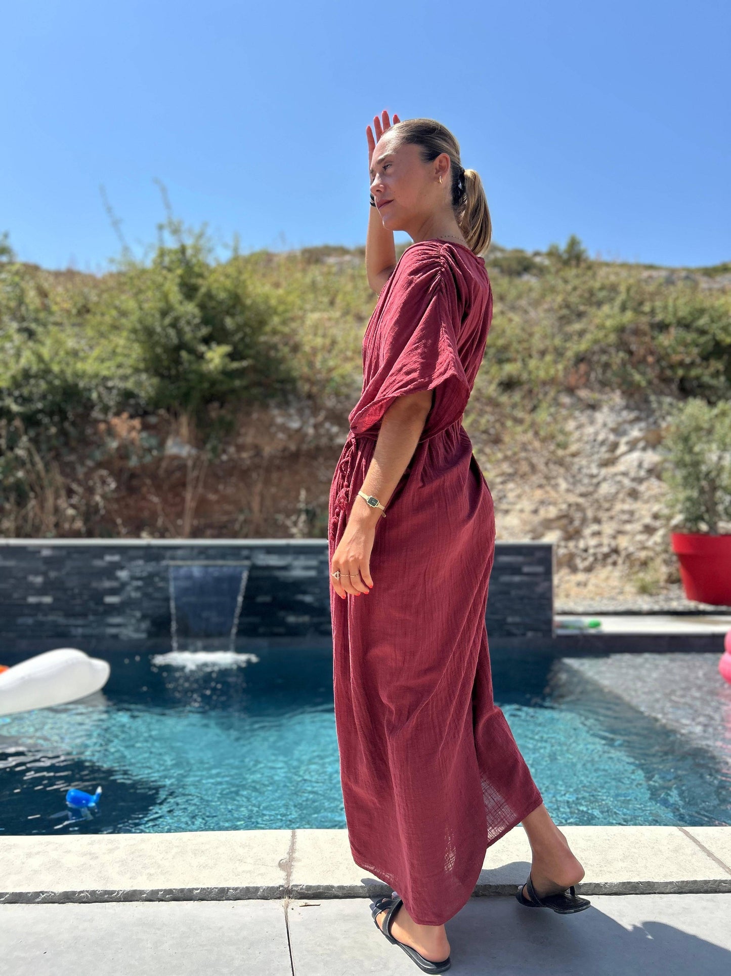 Robe Amaya - Johanna Paris brique, coupe ample et fluide, tenue estivale chic et confortable pour toutes morphologies, près d'une piscine.