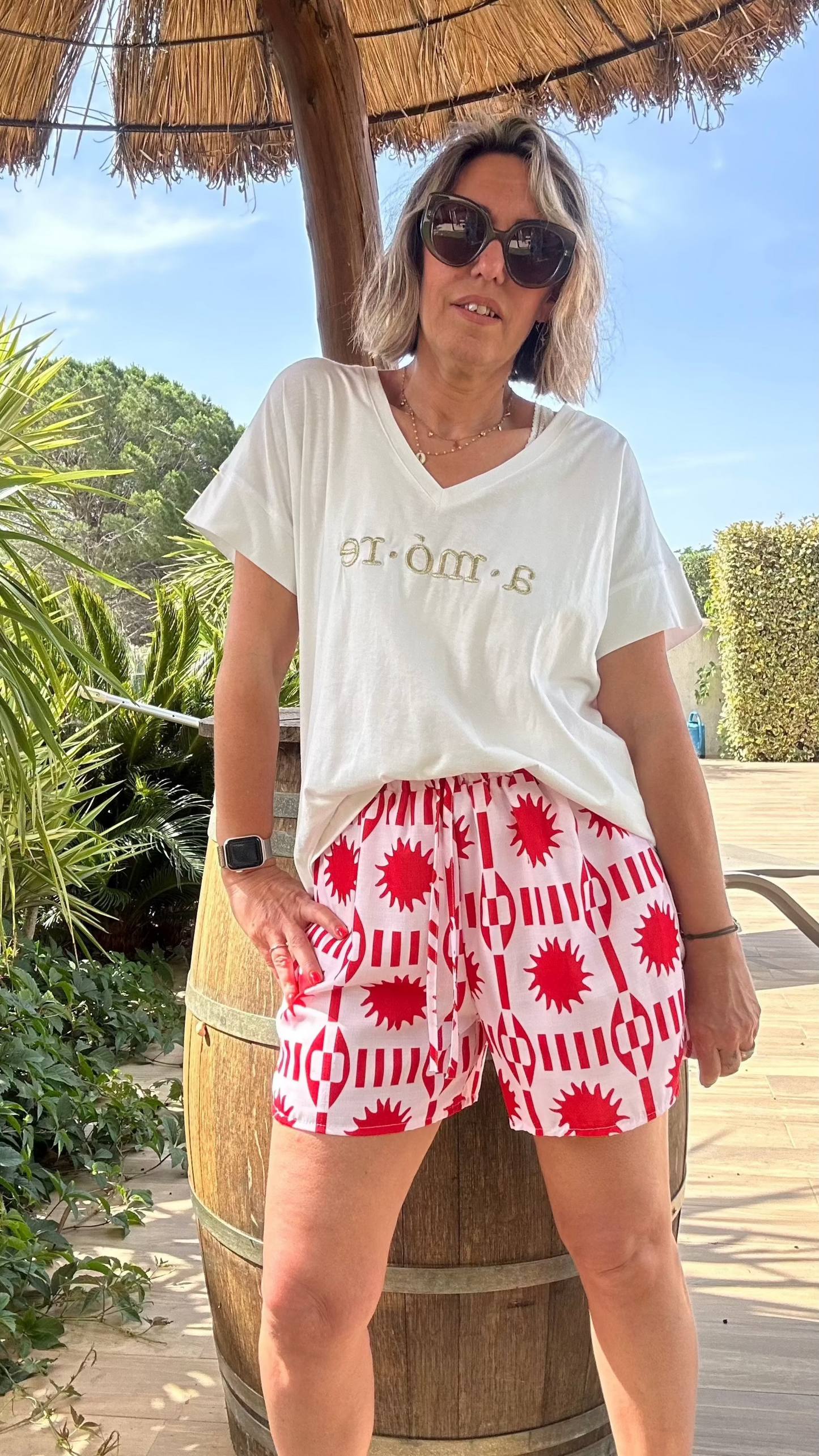 tee-shirt blanc col V avec message imprimé