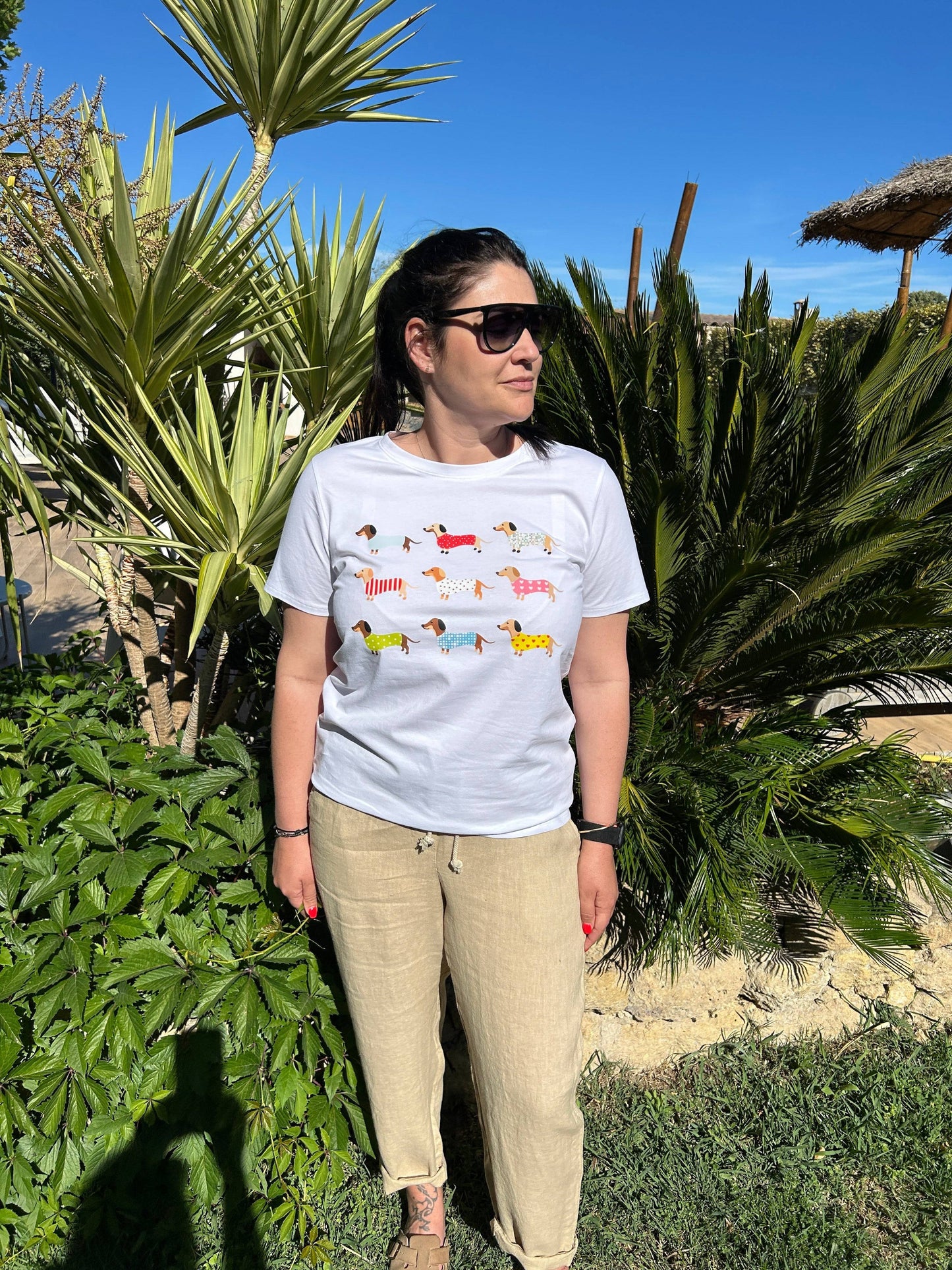 T-shirt Woof imprimé chien multicolore, coupe droite et matière douce, parfait pour un look fun et tendance été 2025 en plein air.