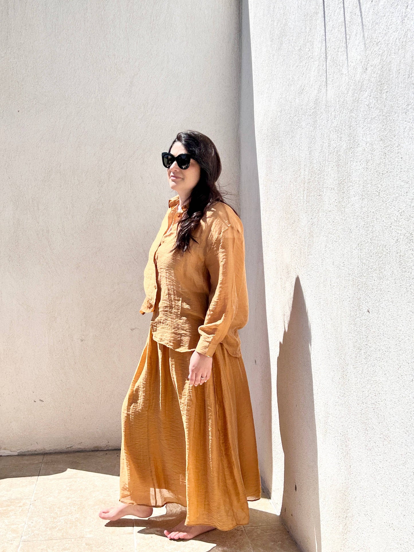 Ensemble Éclat du Sud chic et fluide, chemise légère et jupe longue couleur ocre, idéal pour un look féminin tendance printemps-été.
