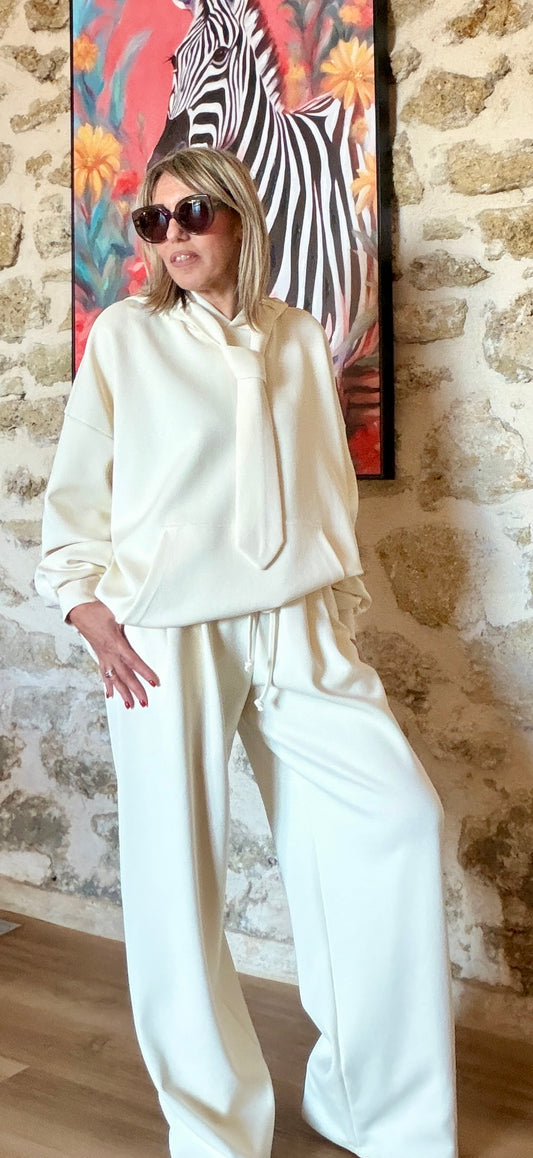 Sweat Tess avec sa cravate - Vestiaire du Sud