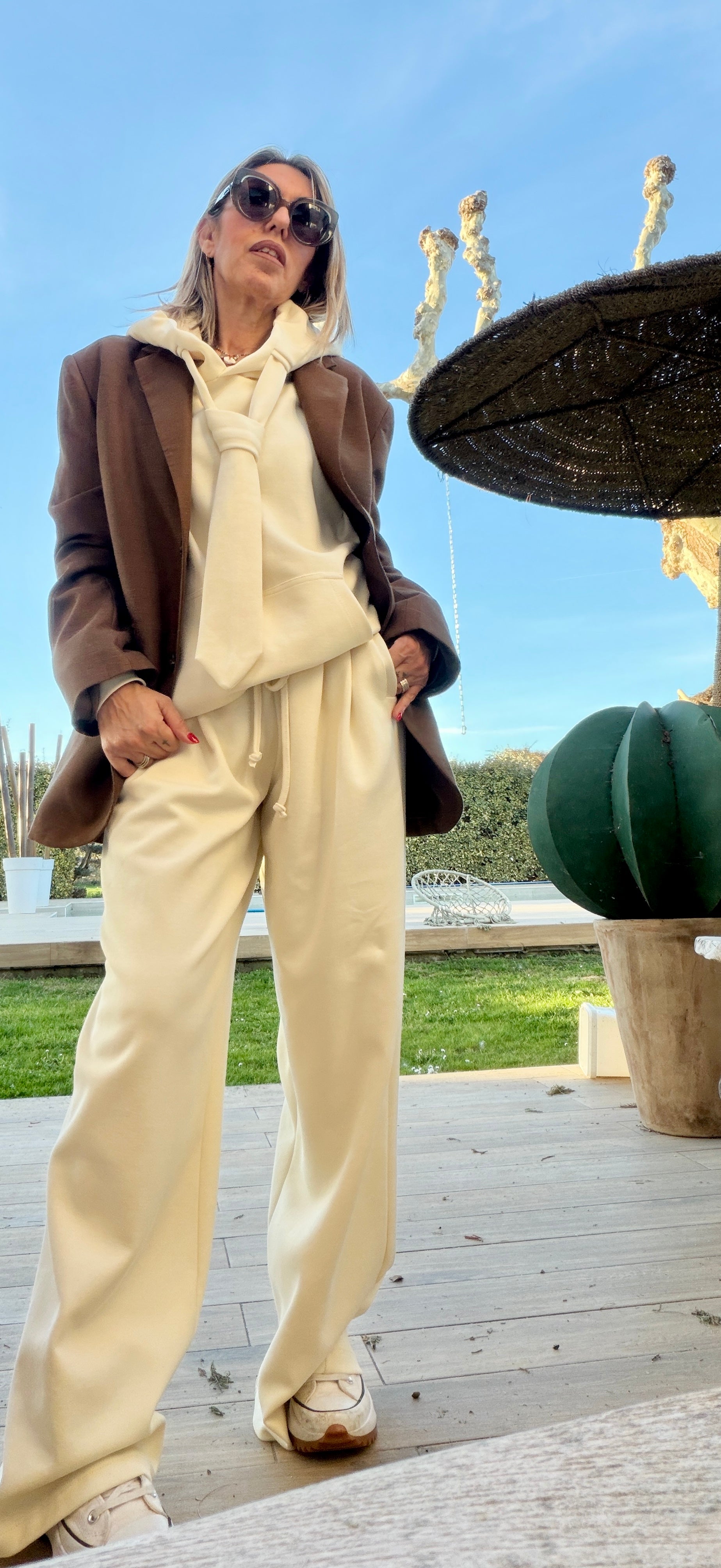 Sweat Tess avec sa cravate - Vestiaire du Sud