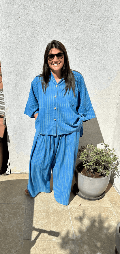 Ensemble Chiara oversize en denim rayé bleu, composé d'une chemise ample et d'un pantalon large pour un look casual chic et confortable.