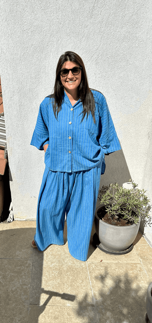 Ensemble Chiara oversize en denim rayé bleu, composé d'une chemise ample et d'un pantalon large pour un look casual chic et confortable.