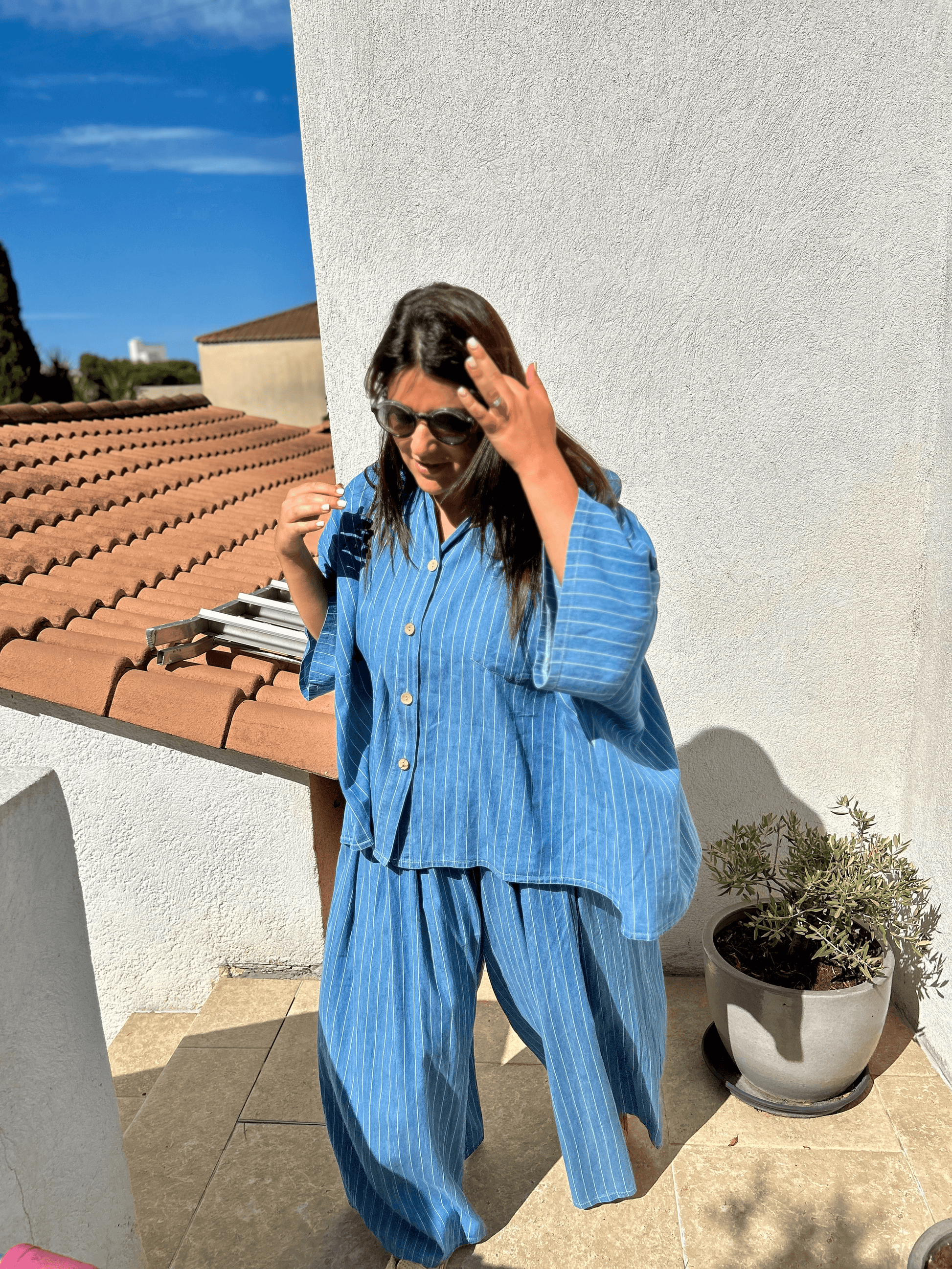 Look casual chic avec l'ensemble Chiara en denim rayé bleu, idéal pour un style féminin confortable et tendance en toute saison.