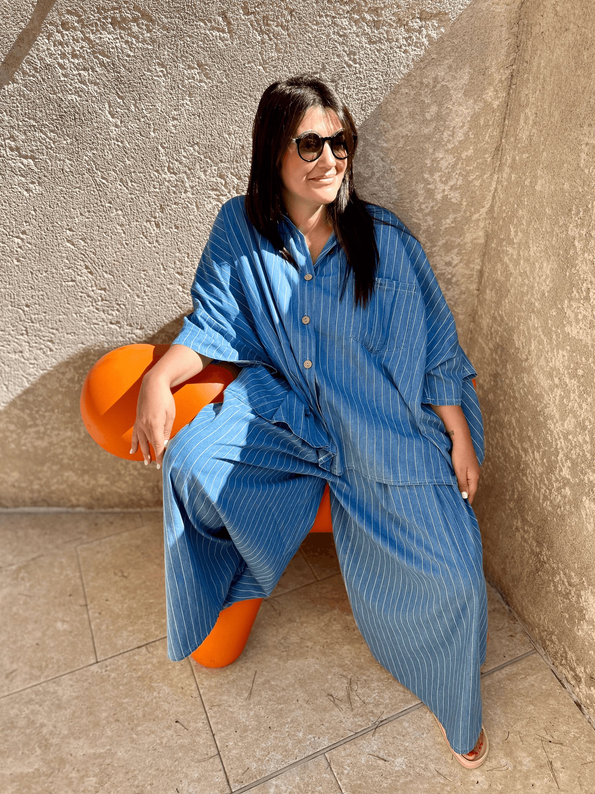 Tenue tendance automne 2025 femme avec l'ensemble Chiara en denim rayé, parfait pour un style oversize décontracté et élégant.