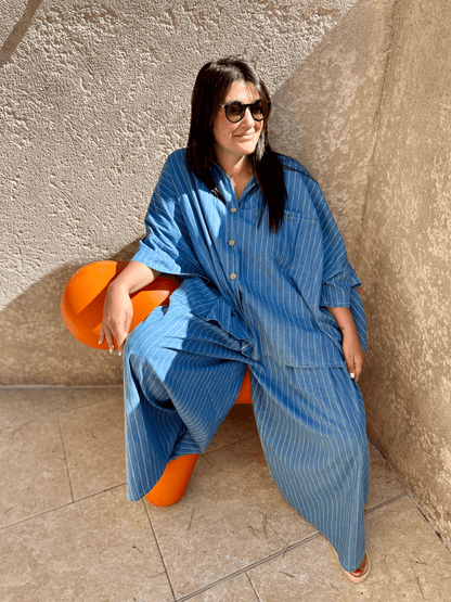 Tenue tendance automne 2025 femme avec l'ensemble Chiara en denim rayé, parfait pour un style oversize décontracté et élégant.