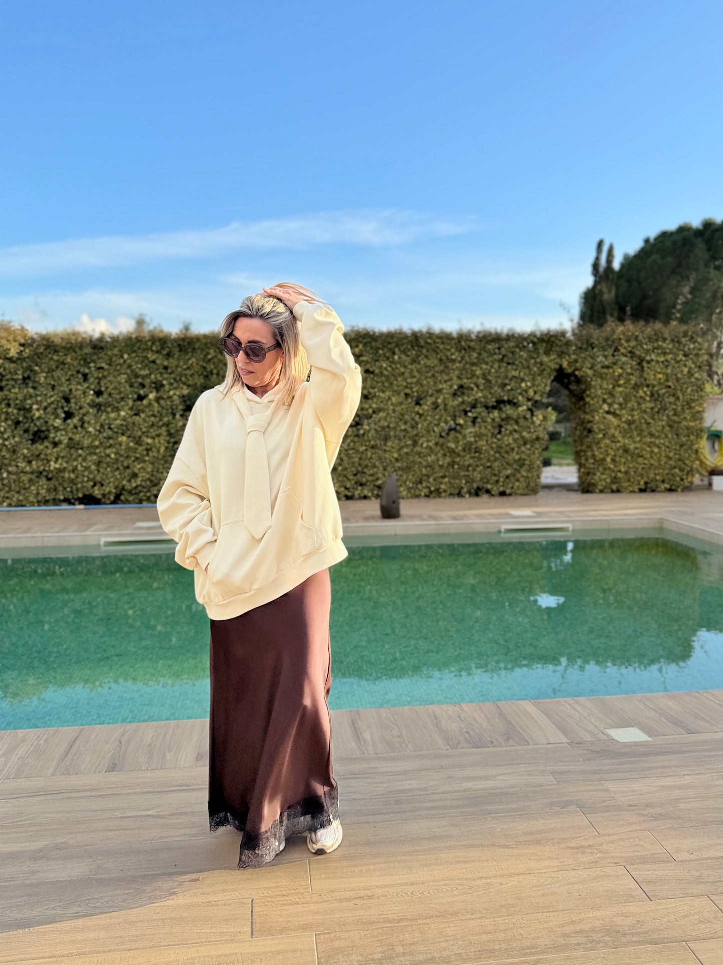 Sweat Tess avec sa cravate - Vestiaire du Sud