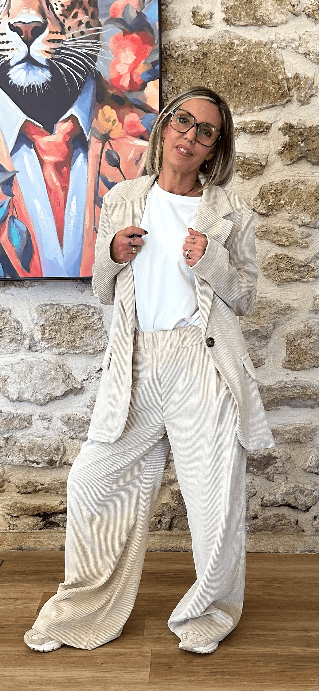 Pantalon Amara coupe fluide en velours côtelé beige, assorti à un blazer, style élégant Johanna Paris, idéal pour un ensemble pantalon blazer femme.