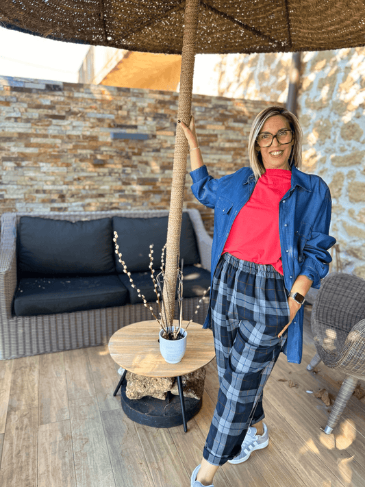 Red Ella T-shirt associé à une surchemise en jean et un pantalon fluide à carreaux, style casual tendance pour femme moderne.