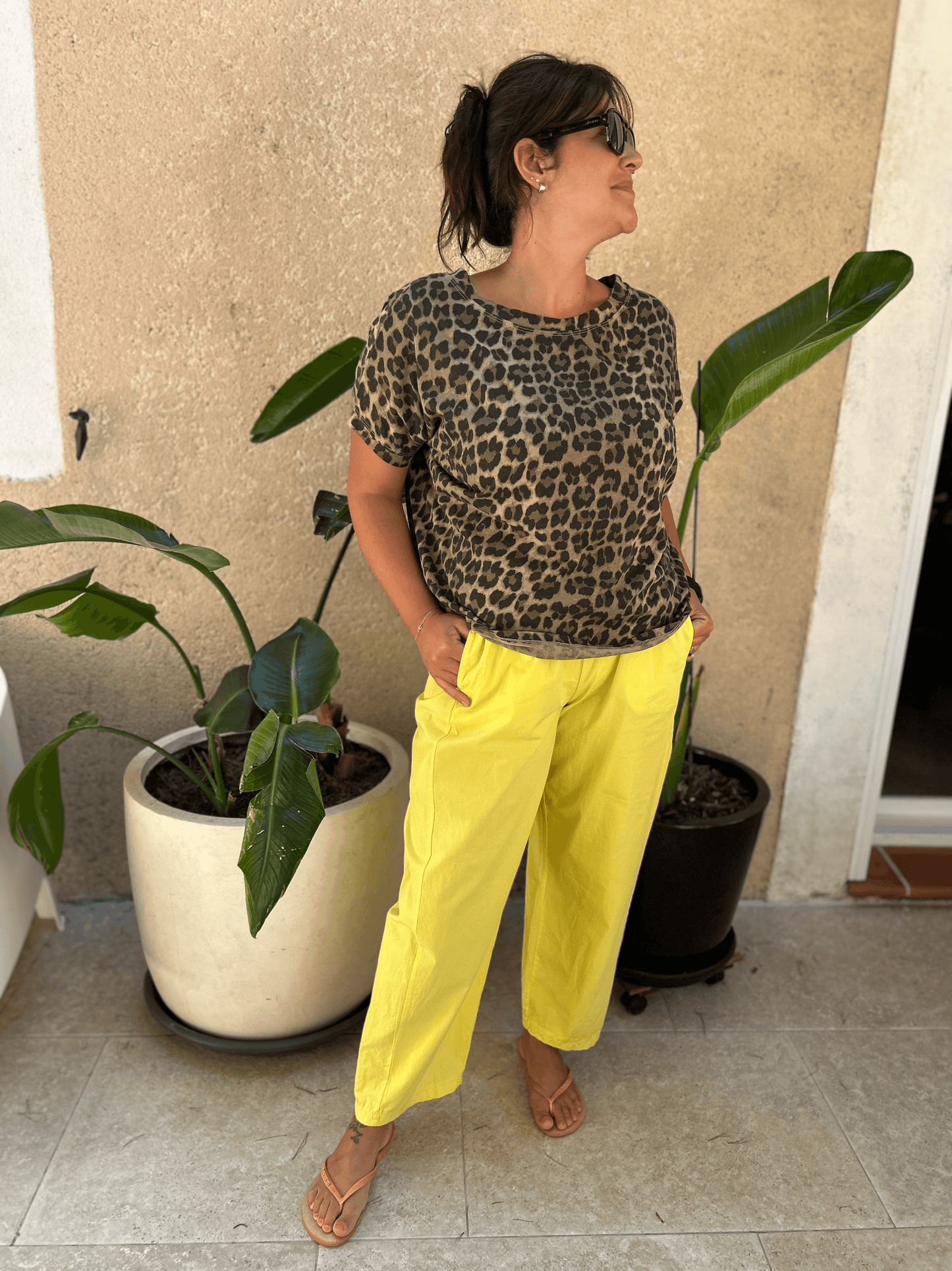 T-Shirt LÉO imprimé léopard associé à un pantalon jaune vif, t-shirt tendance mode femme 2025 en coton confortable.