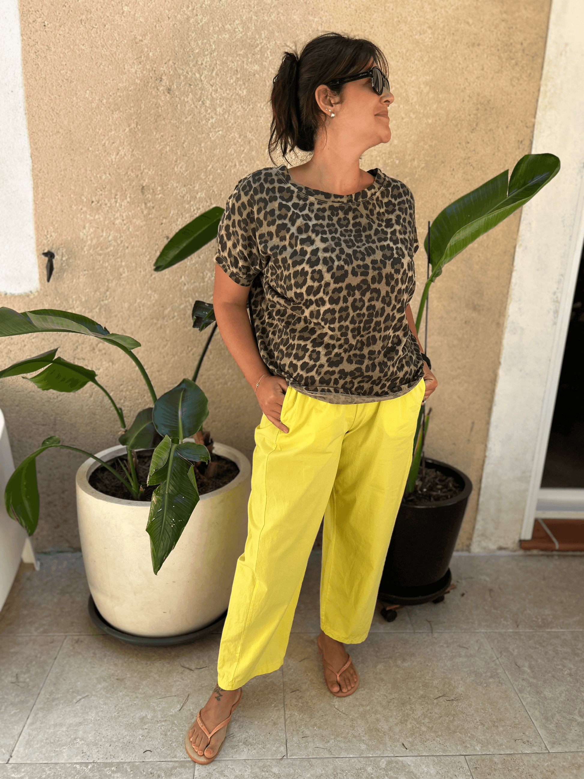 T-Shirt LÉO imprimé léopard associé à un pantalon jaune vif, t-shirt tendance mode femme 2025 en coton confortable.