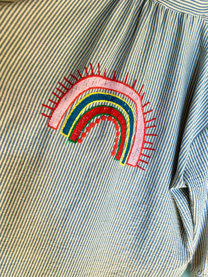 Détail broderie arc-en-ciel sur la blouse Paloma Johanna Paris en coton rayé, pièce unique au style bohème chic et coloré.