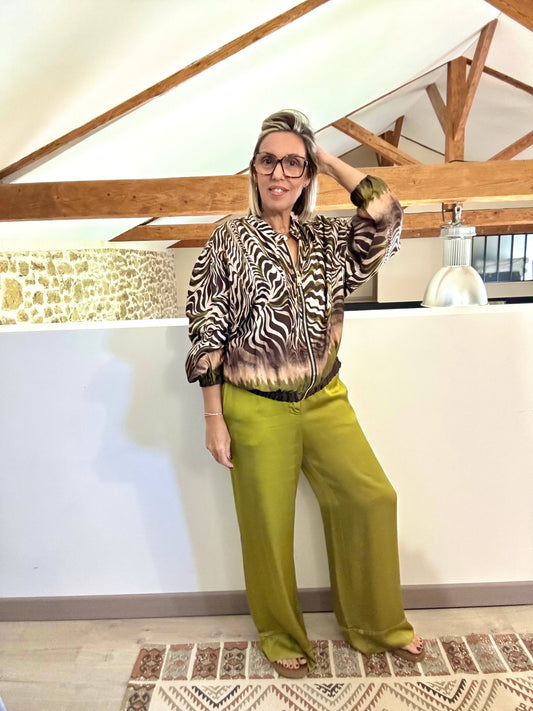 Veste bomber Sacha satinée imprimé zèbre avec nuances olive, chocolat et beige, portée avec un pantalon large vert pour un look chic et tendance automne-hiver 2025.