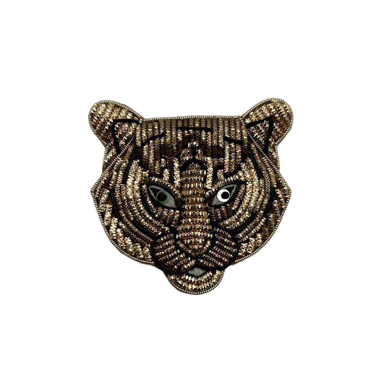 Broche tête de tigre brodée dorée et noire, accessoire élégant inclus dans le coffret cadeau chaussettes léopard. Détail chic pour personnaliser une tenue.