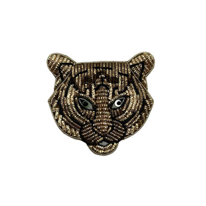 Broche tête de tigre brodée dorée et noire, accessoire élégant inclus dans le coffret cadeau chaussettes léopard. Détail chic pour personnaliser une tenue.
