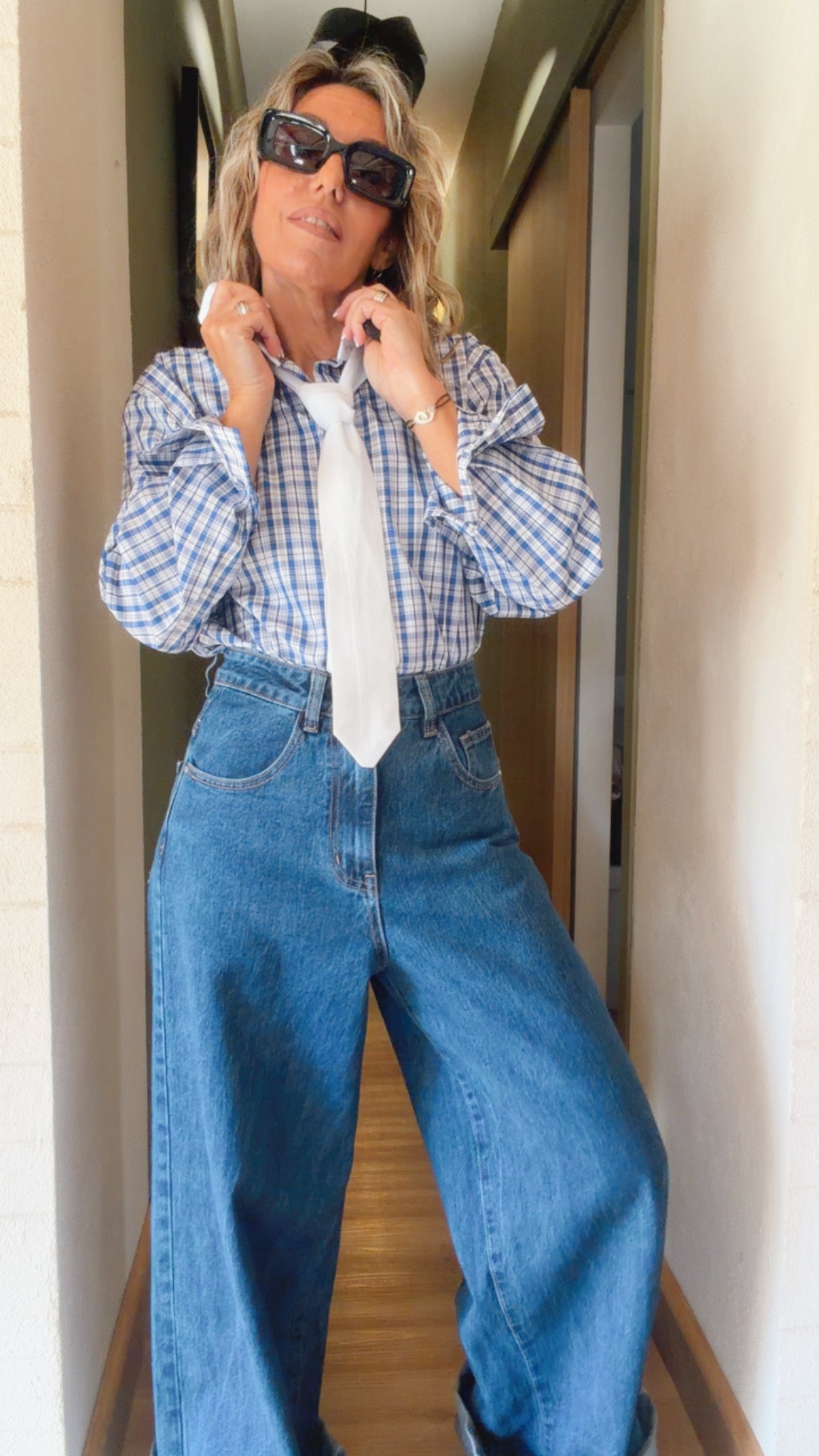 chemise à carreaux bleue avec cravate