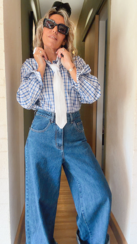 chemise à carreaux bleue avec cravate