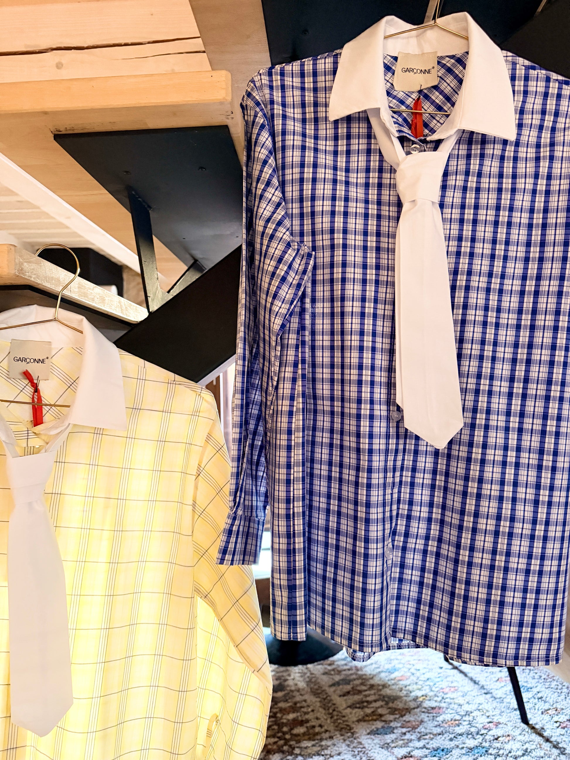 chemise jaune avec cravate 