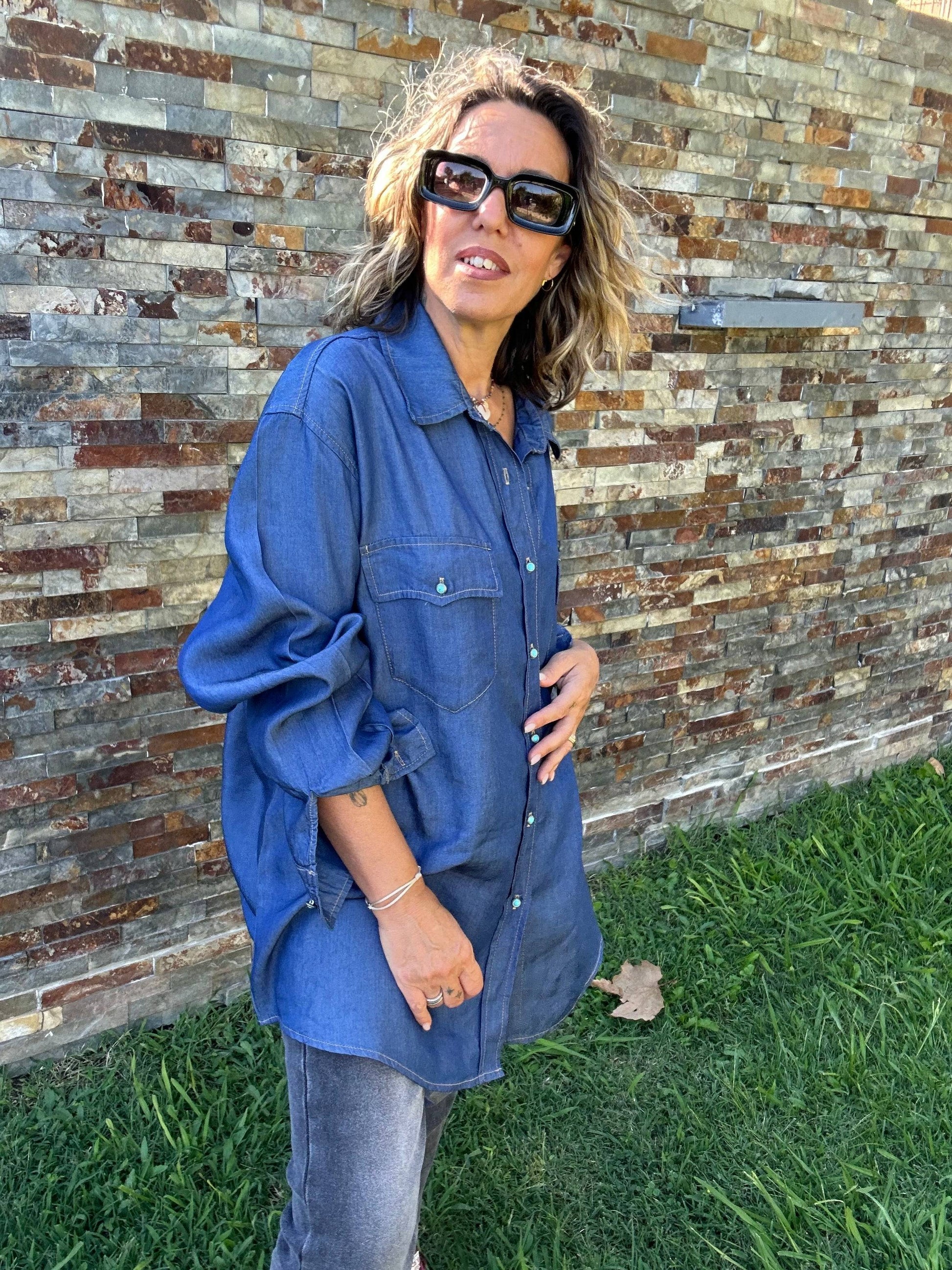 Chemise Denim Clara femme en jean fluide, coupe oversize avec boutons turquoise, portée avec un jean pour un look casual chic.
