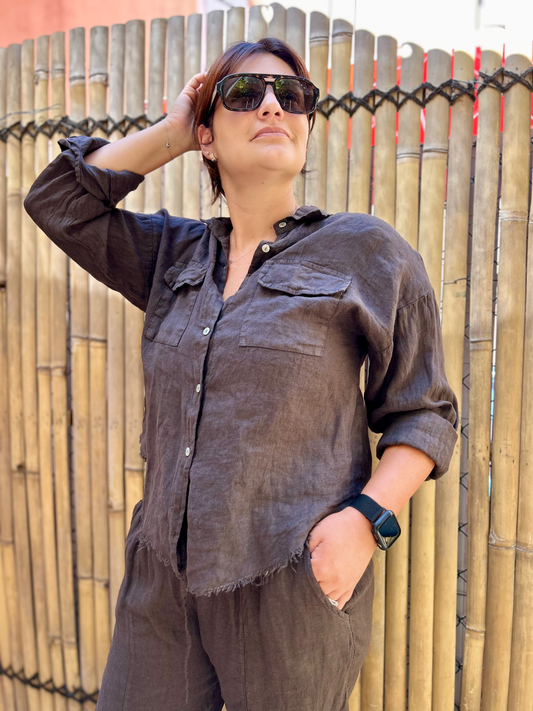 Chemise LUCA en lin marron pour femme, manches longues retroussées, coupe fluide avec poches poitrine et fermeture à boutons, style casual chic.