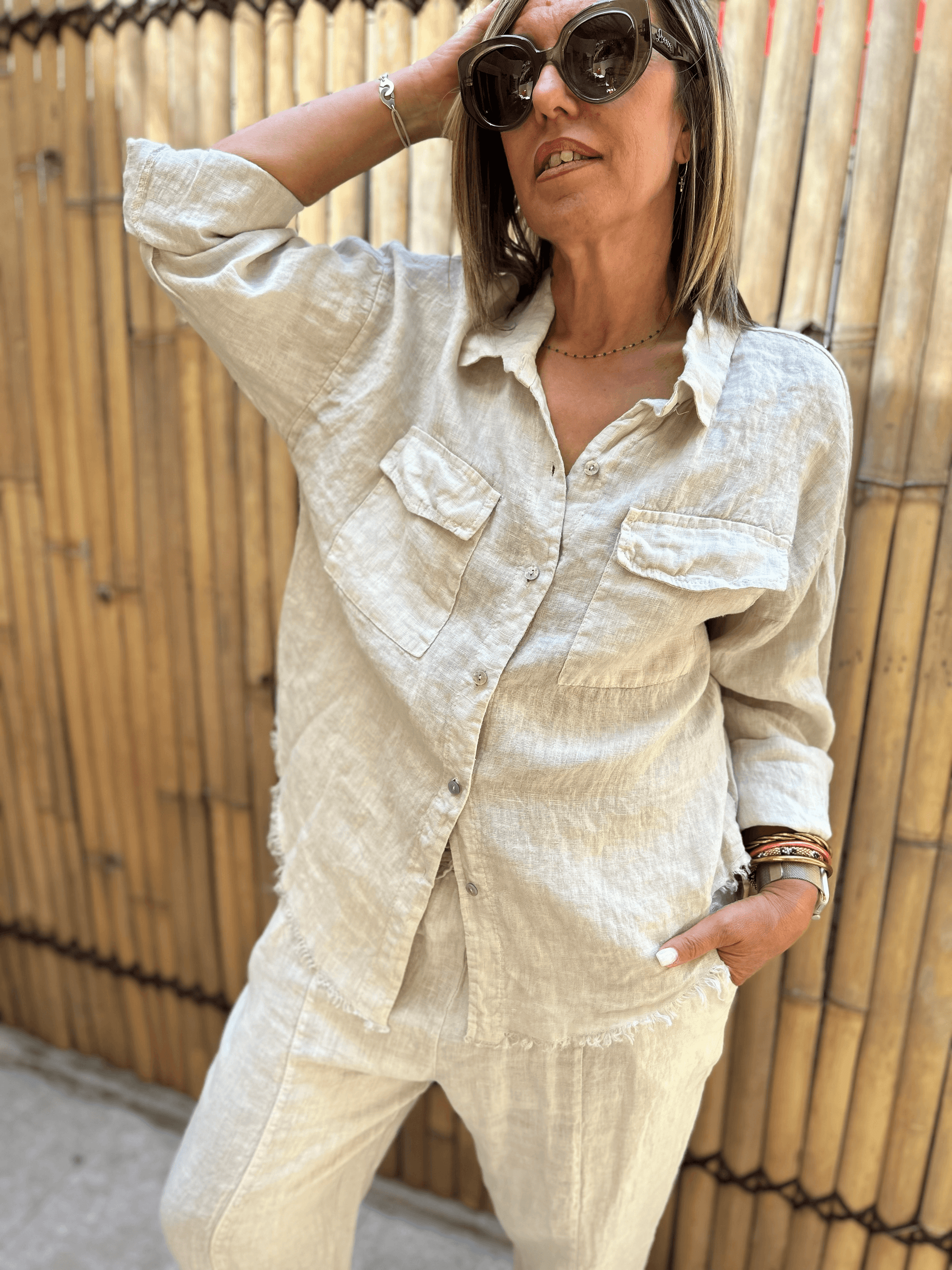 Chemise LUCA beige en lin 100% pour femme, coupe ample et légère, poches à rabat et boutons, idéale pour un look estival décontracté.