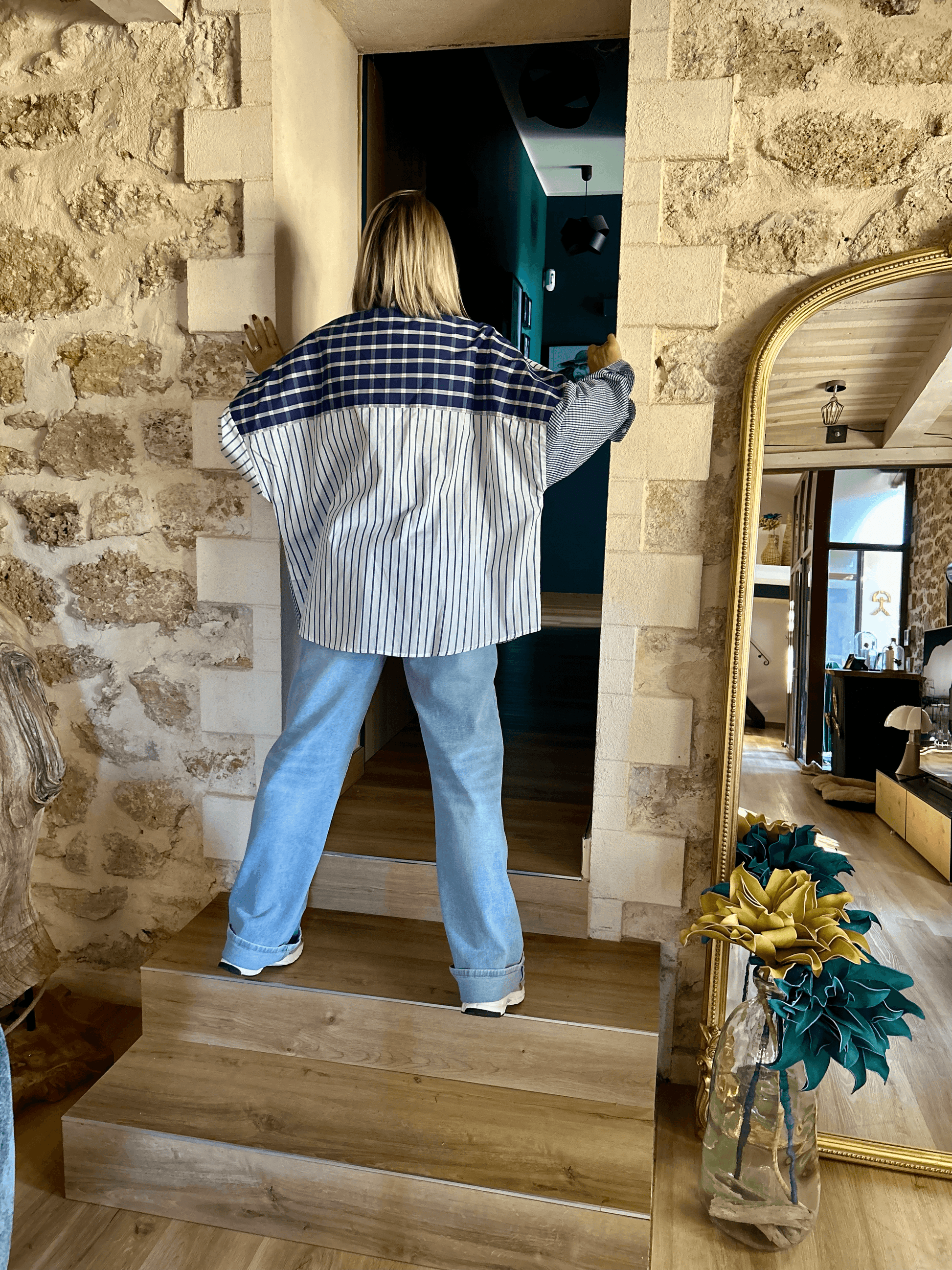 Vue arrière de la chemise Alix oversize femme, mix rayures et carreaux bleus, style urbain chic automne 2025.