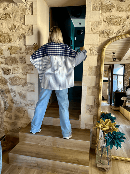 Vue arrière de la chemise Alix oversize femme, mix rayures et carreaux bleus, style urbain chic automne 2025.