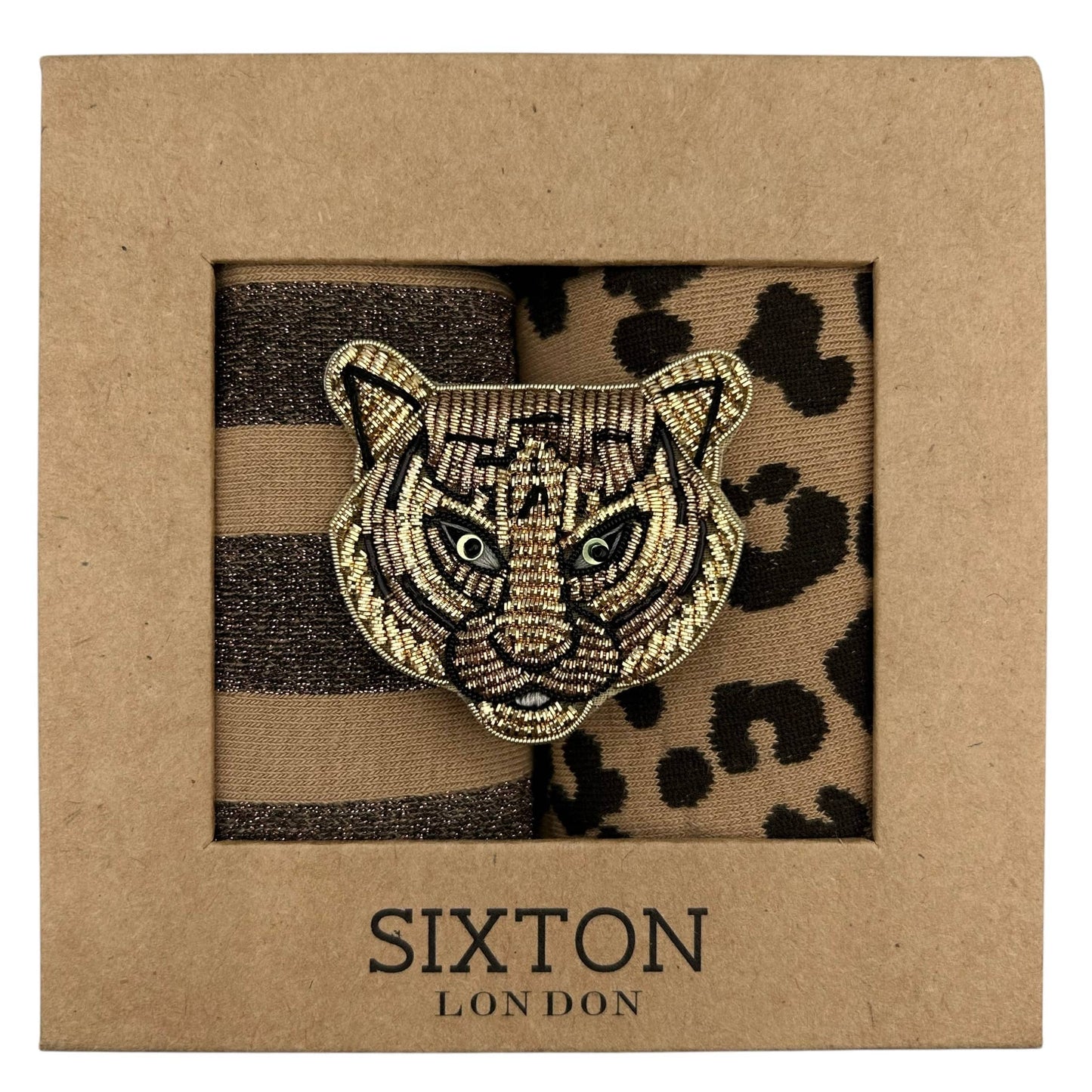 Coffret cadeau chaussettes léopard avec deux paires de chaussettes motif rayé et léopard, accompagné d'une broche tête de tigre brodée. Idéal pour offrir.